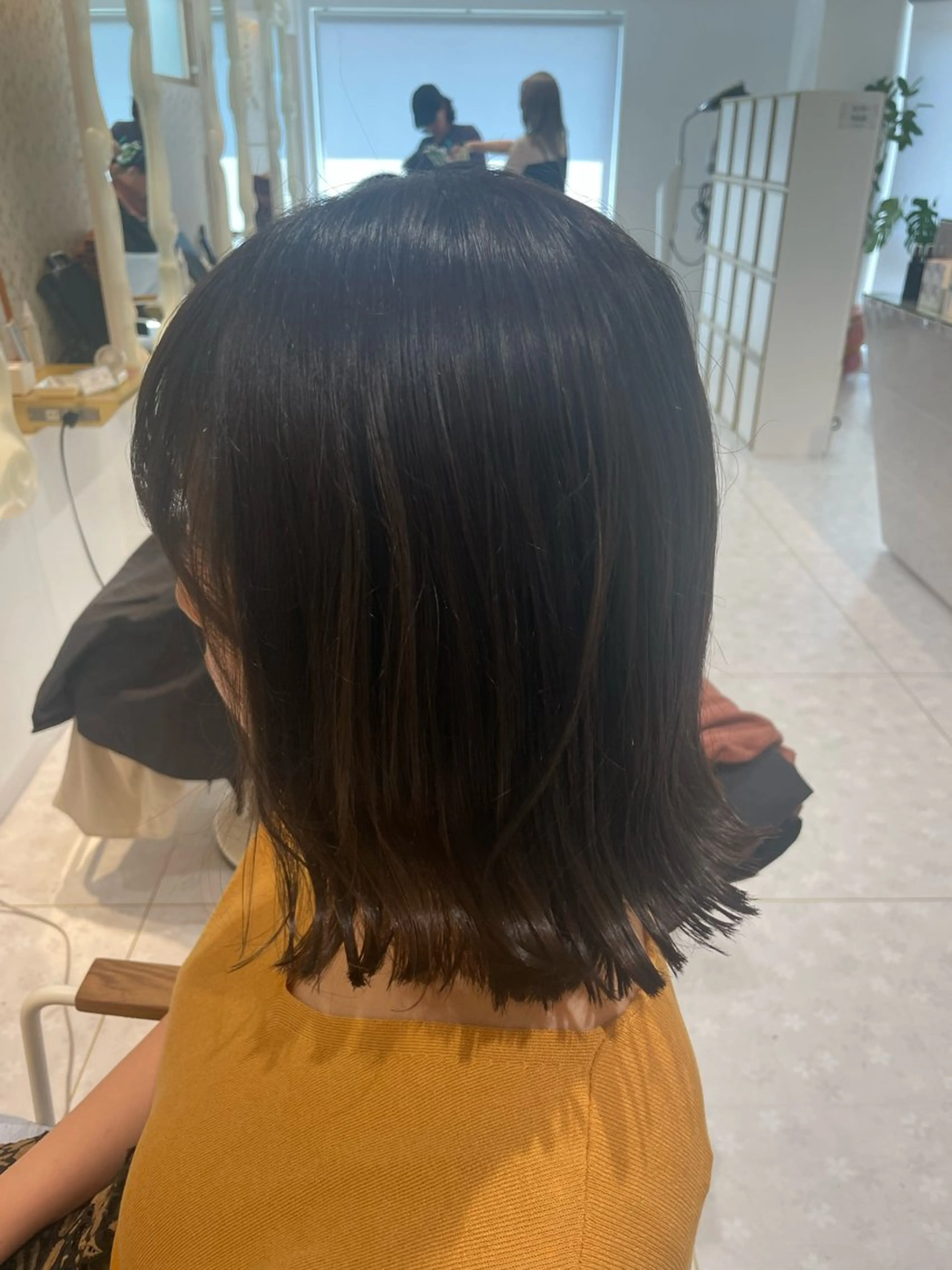 ミディアム カラー ボブ 外ハネヘア カット ヘアカラー 佐藤 綾郁のヘアスタイル