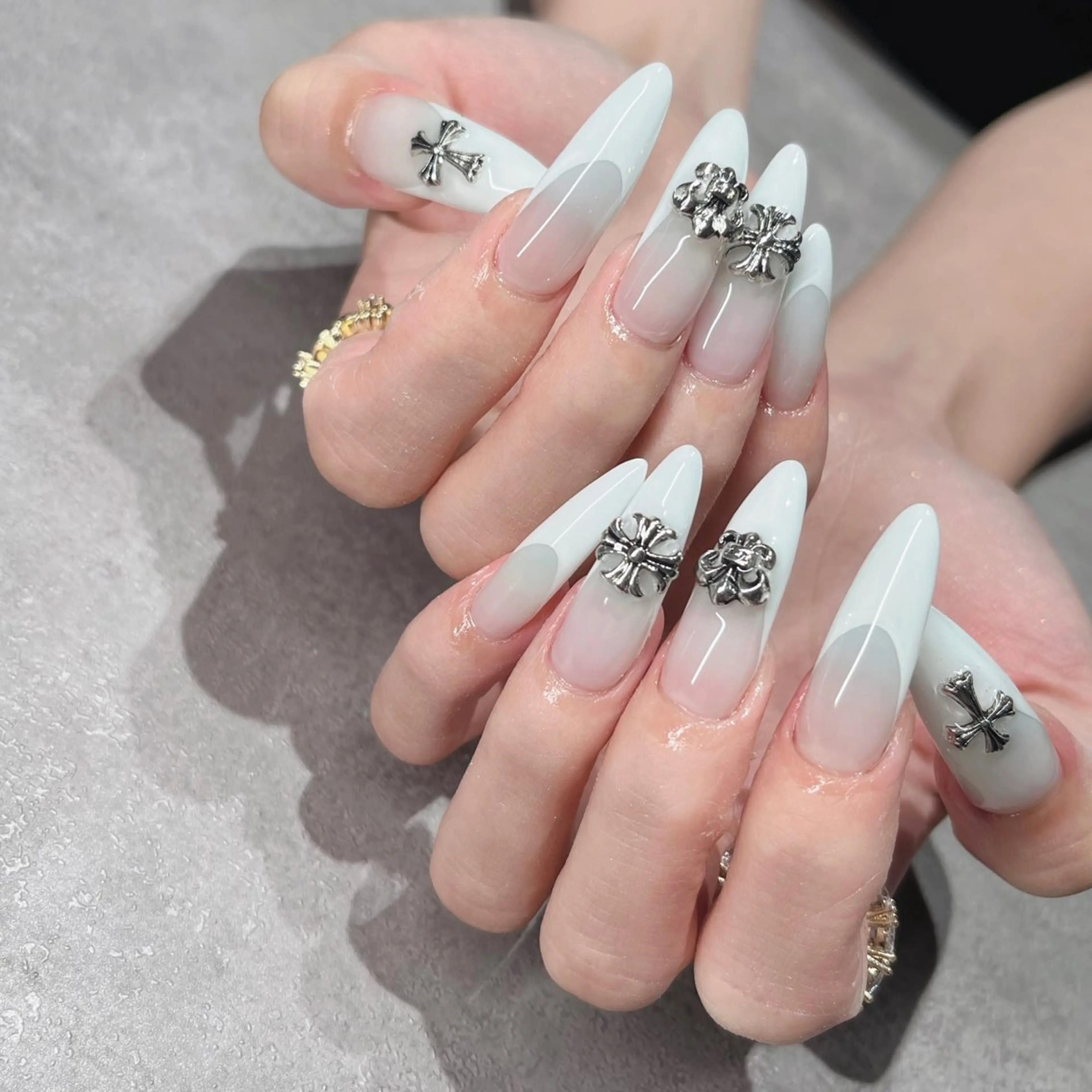 ネイル フットネイル フレンチネイル ジェルネイル ラメ(グリッター) ラメグラデーション ハンドネイル NEO Beauty Salon所属・𝐍𝐄𝐎 𝐉𝐔𝐑𝐈のネイルデザイン