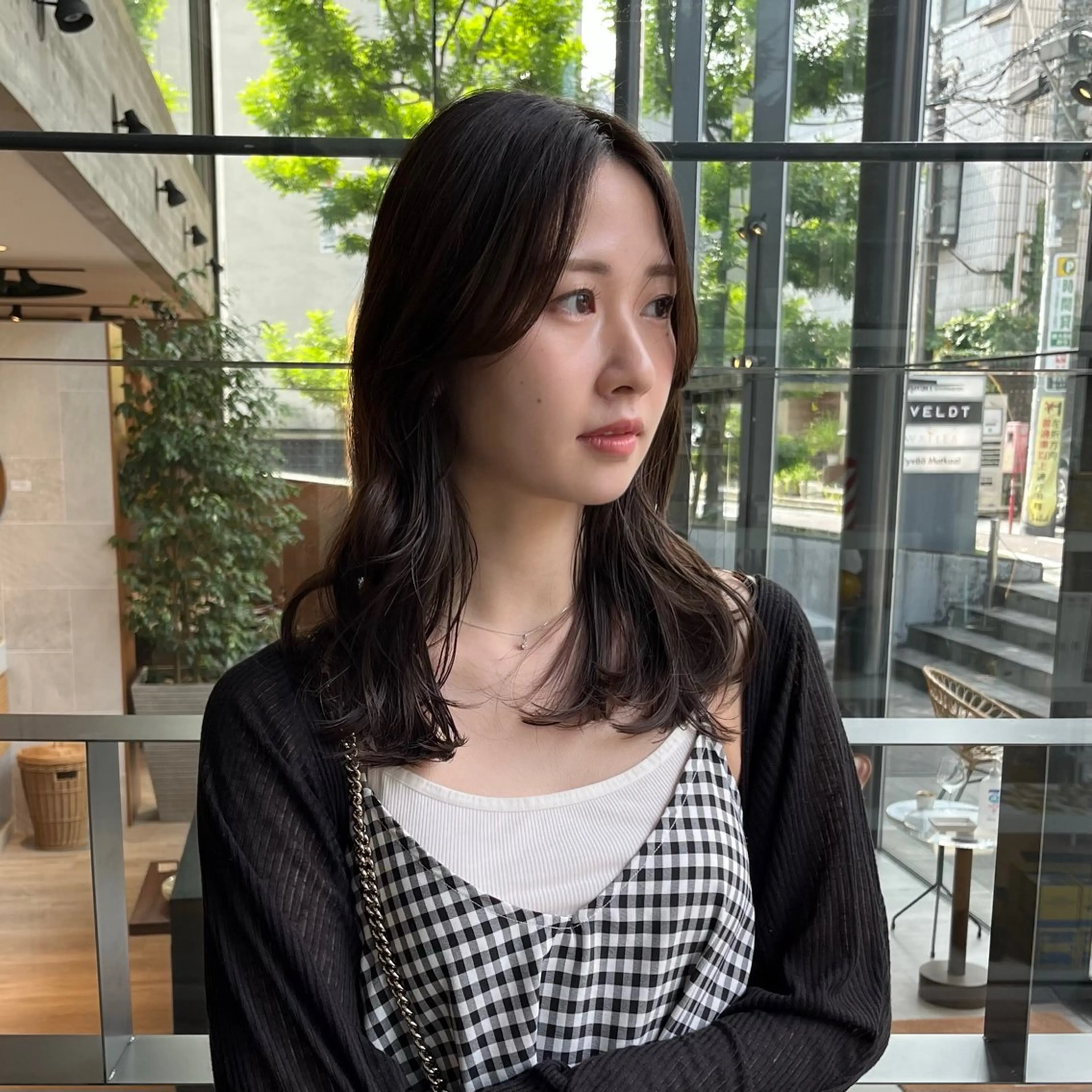 ミディアム カラー 透明感カラー グレージュ シアーグレージュ 韓国風ヘア レイヤーカット タンバルモリパーマ 礒井メンキのヘアスタイル