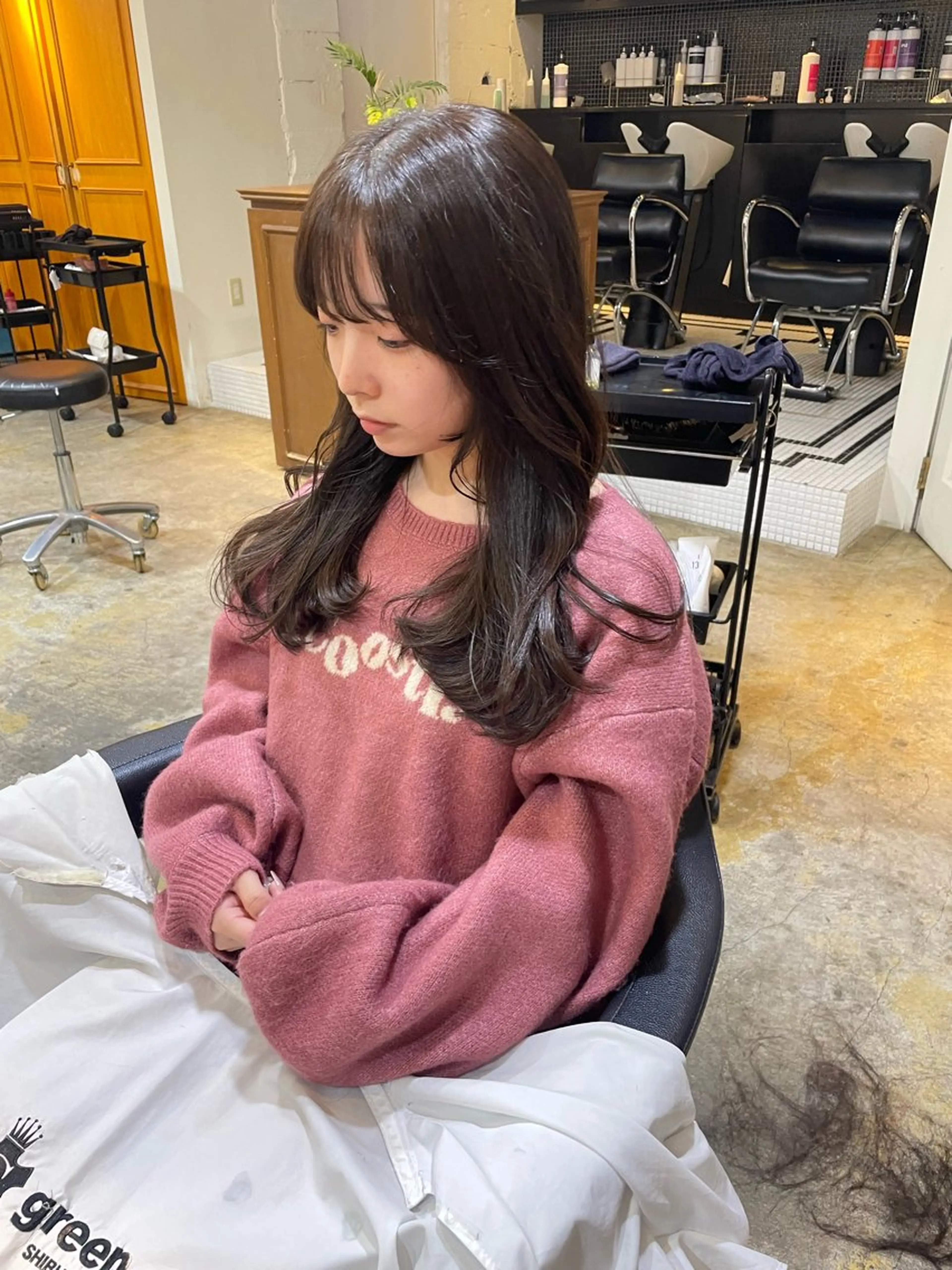 ロング カラー 透明感カラー オリーブグレー MIOベージュカラー 柔らかいカラーのヘアスタイル