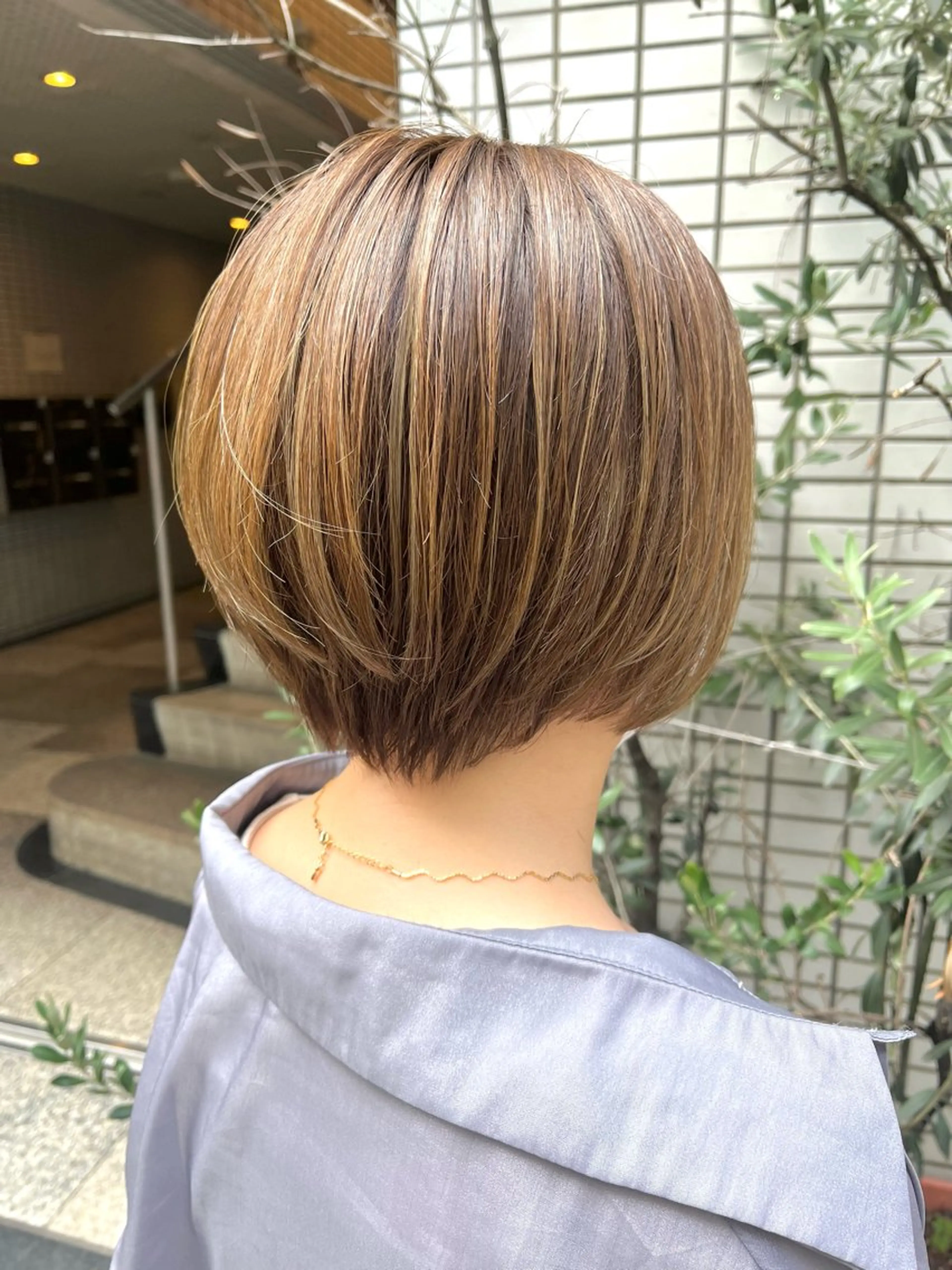 ショート カラー ベージュカラー ハイライトカラー オリーブベージュ ハイライト ショートヘア カット ヘアカラー ボブ／ストレート／ 似合わせカラーのヘアスタイル