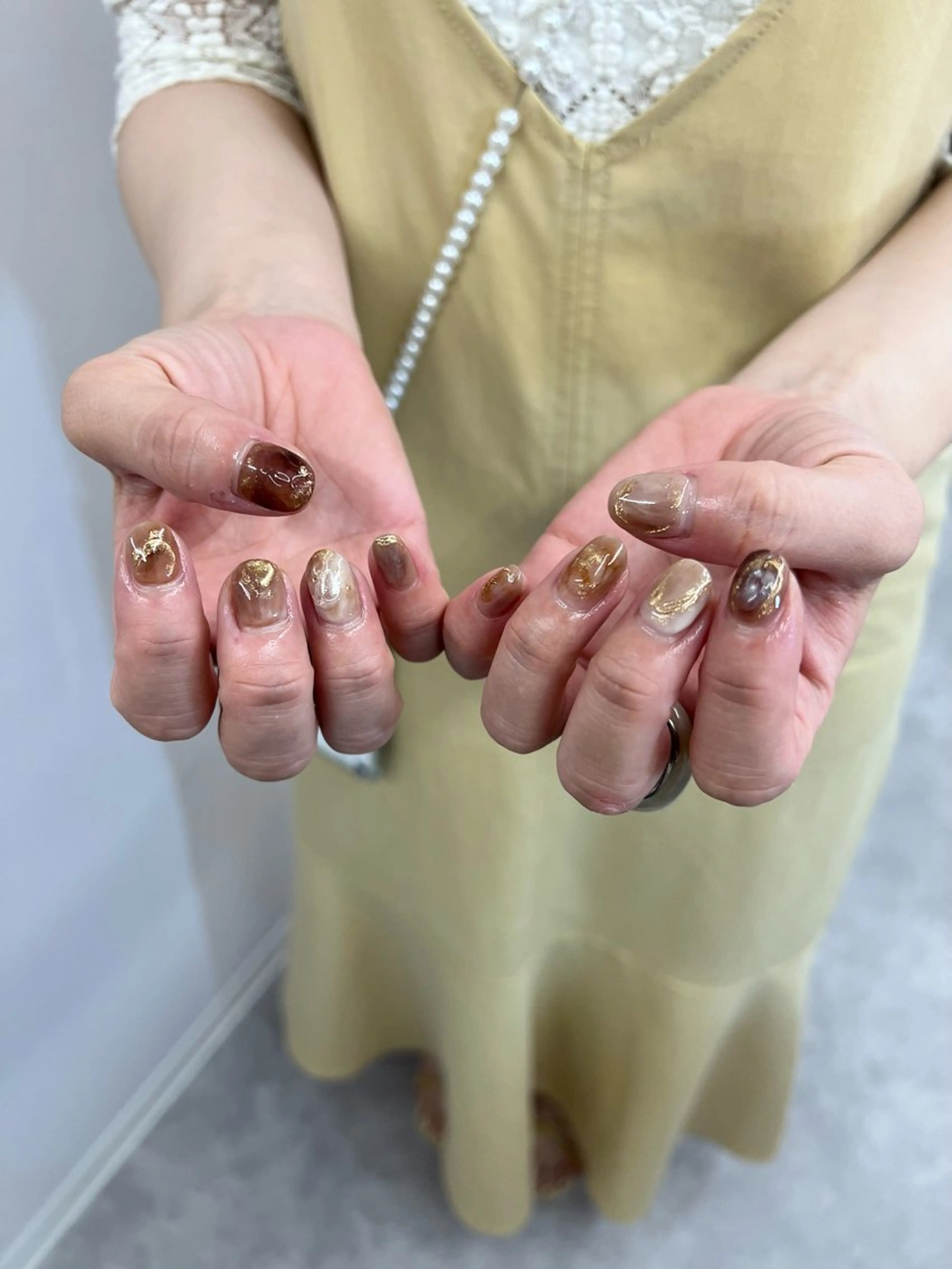 ネイル ブラウン ジェルネイル ゴールド マグネットネイル ミラーネイル ハンドネイル ハンドケア Bana_ Nailのネイルデザイン