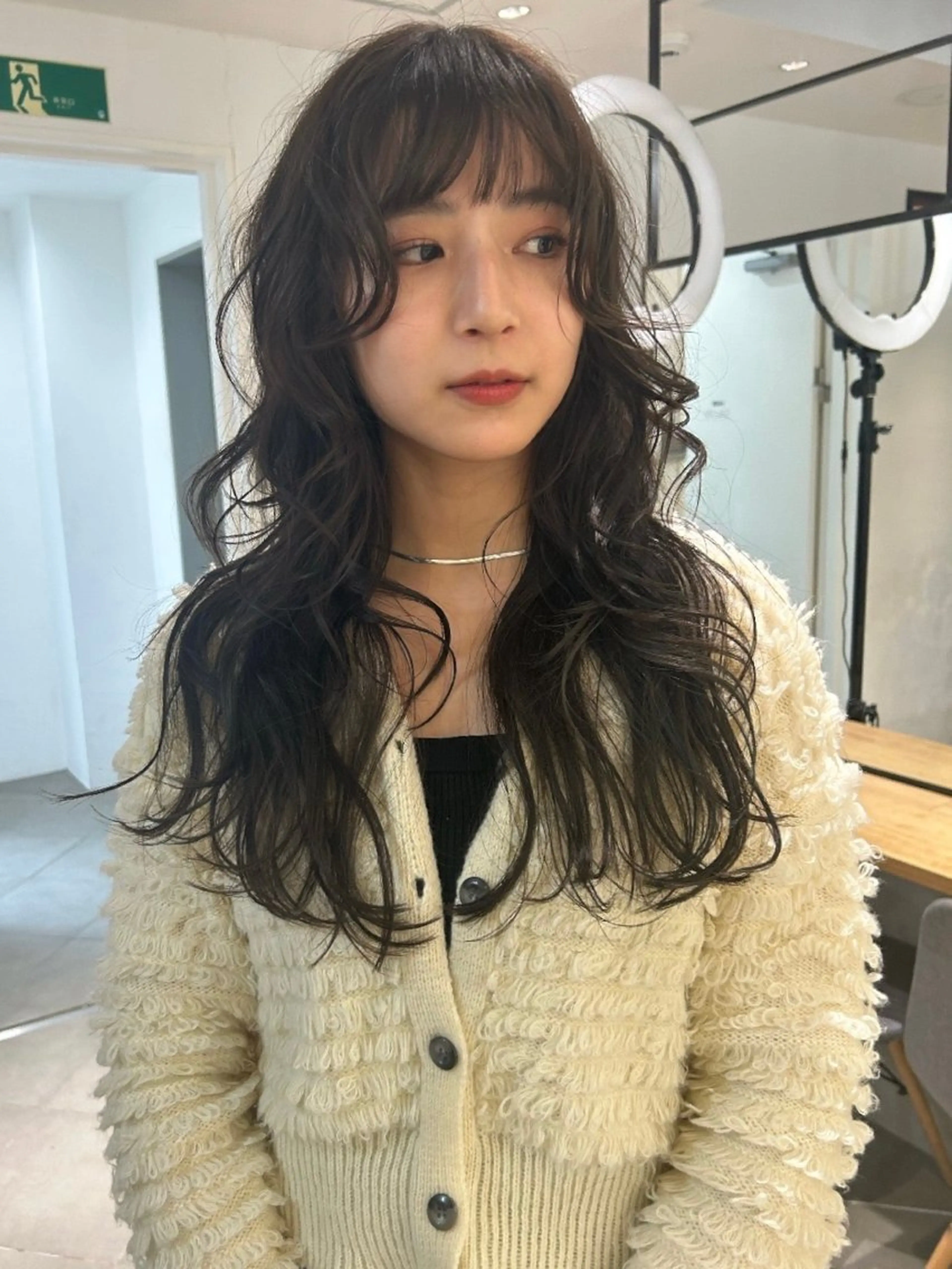 ロング カラー 顔まわりレイヤー レイヤーカット ロング カット ヘアカラー トリートメント Loom.所属・村上雅人 ナチュラルモードのヘアスタイル