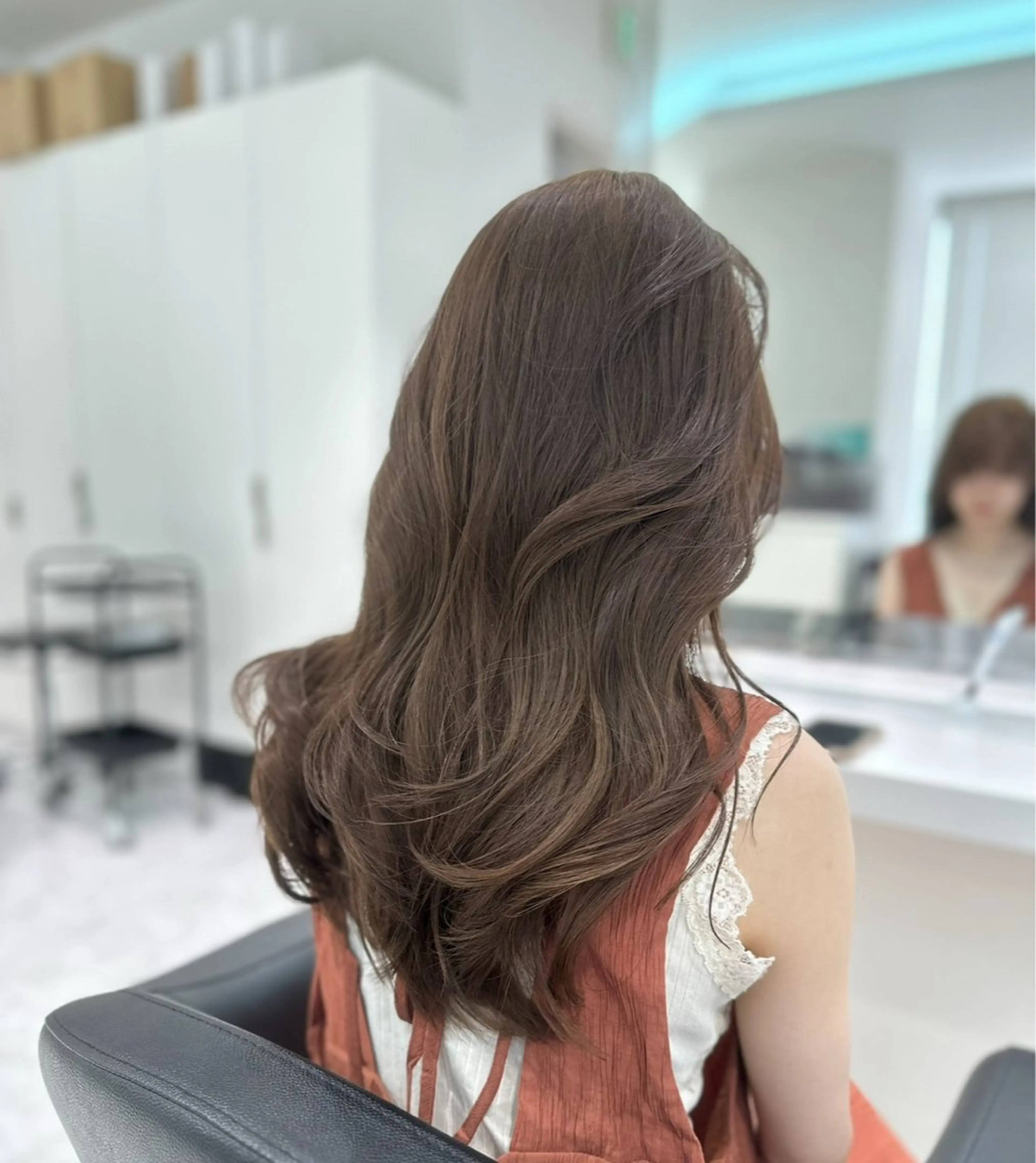 セミロング カラー ヘアアレンジ ベージュカラー ヘアカラー トリートメント ヘアセット 🩵ダメージレス艶感 ハイトーン🩷のヘアスタイル