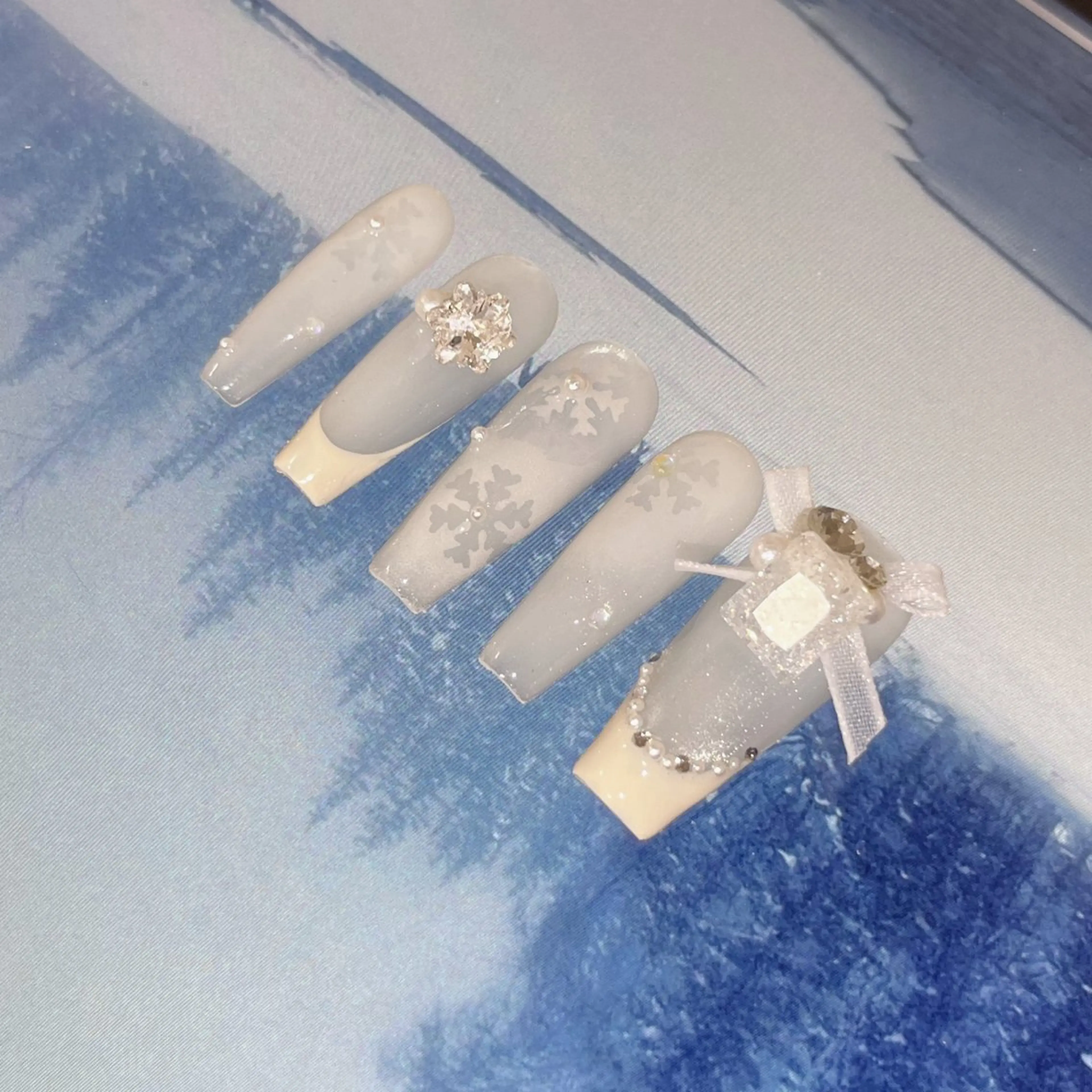 ネイル 氷ネイル・うるうるネイル キラキラネイル 韓国ネイル シンプルネイル ワンホンネイル ハンドネイル はなネイル所属・R_nail xixiのネイルデザイン