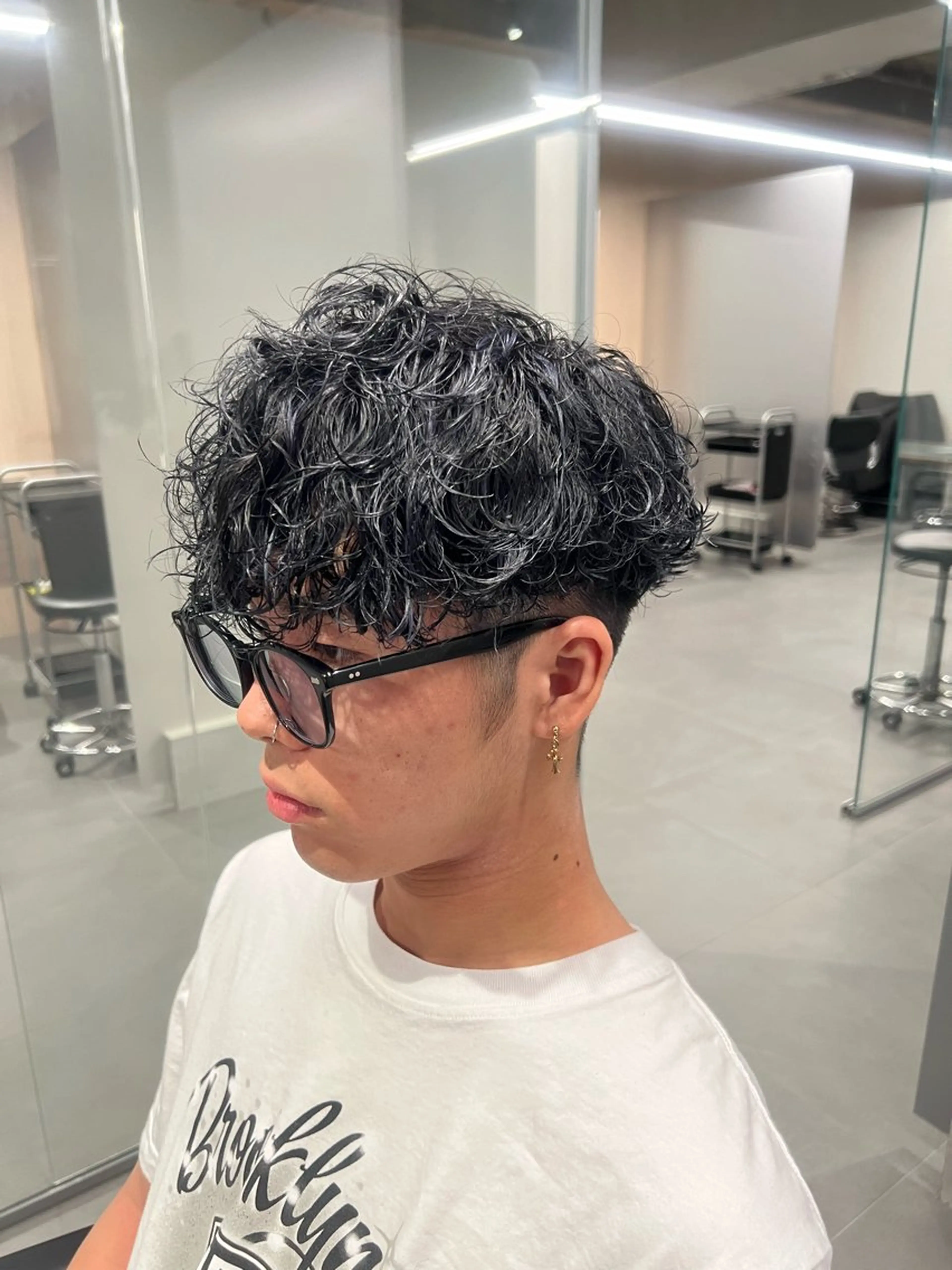 カラー パーマ メンズ メンズブリーチ スペインカール 黒髪 ブリーチ ブルーカラー 立川/過去1の毛流れ パーマ/しゅーとのヘアスタイル