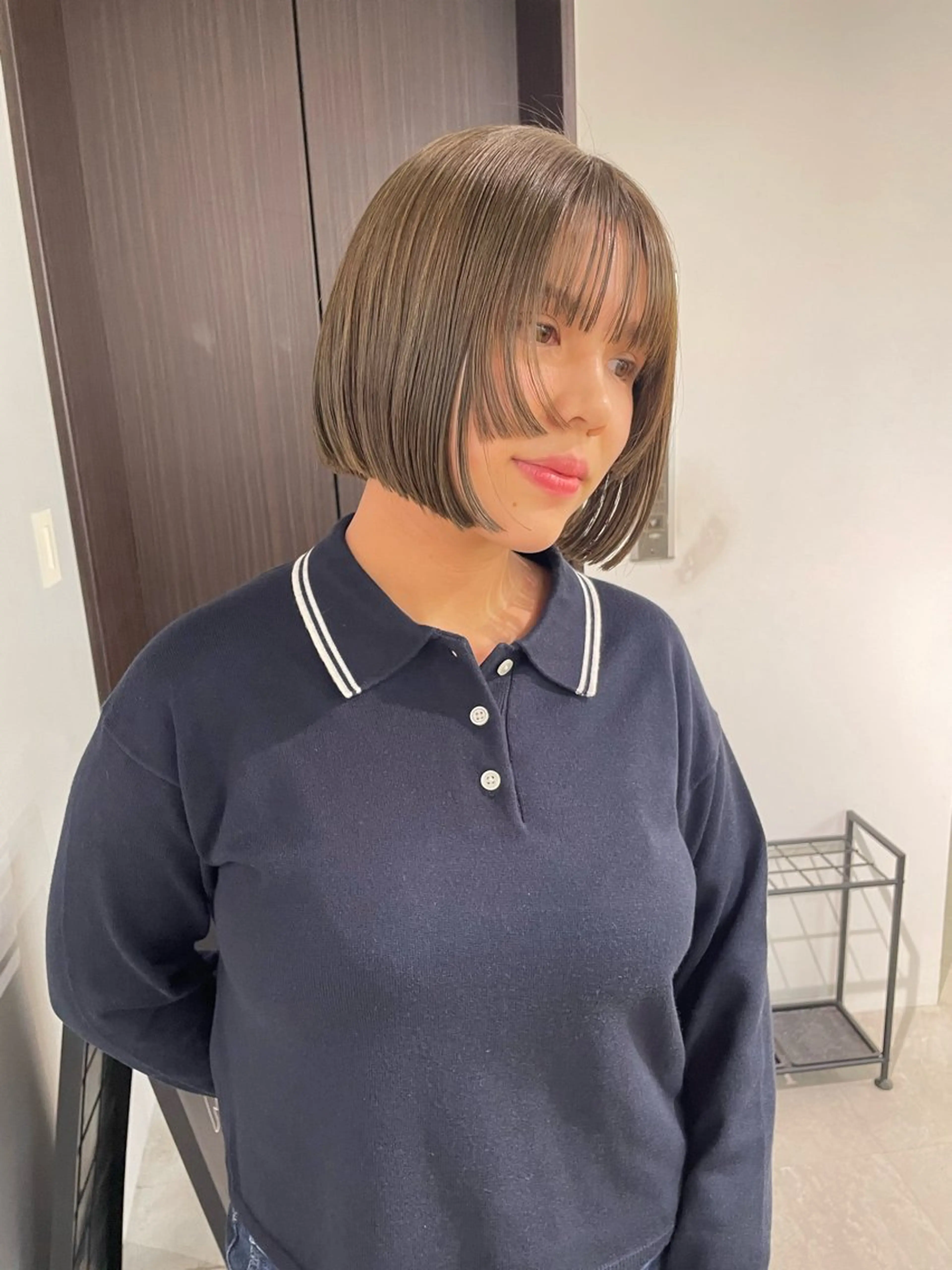 ショート カラー ブリーチ ケアブリーチ 透明感カラー ダブルカラー オリーブカラー カット ヘアカラー トリートメント MIU/ルーツカラー ボブ/顔周りレイヤーのヘアスタイル