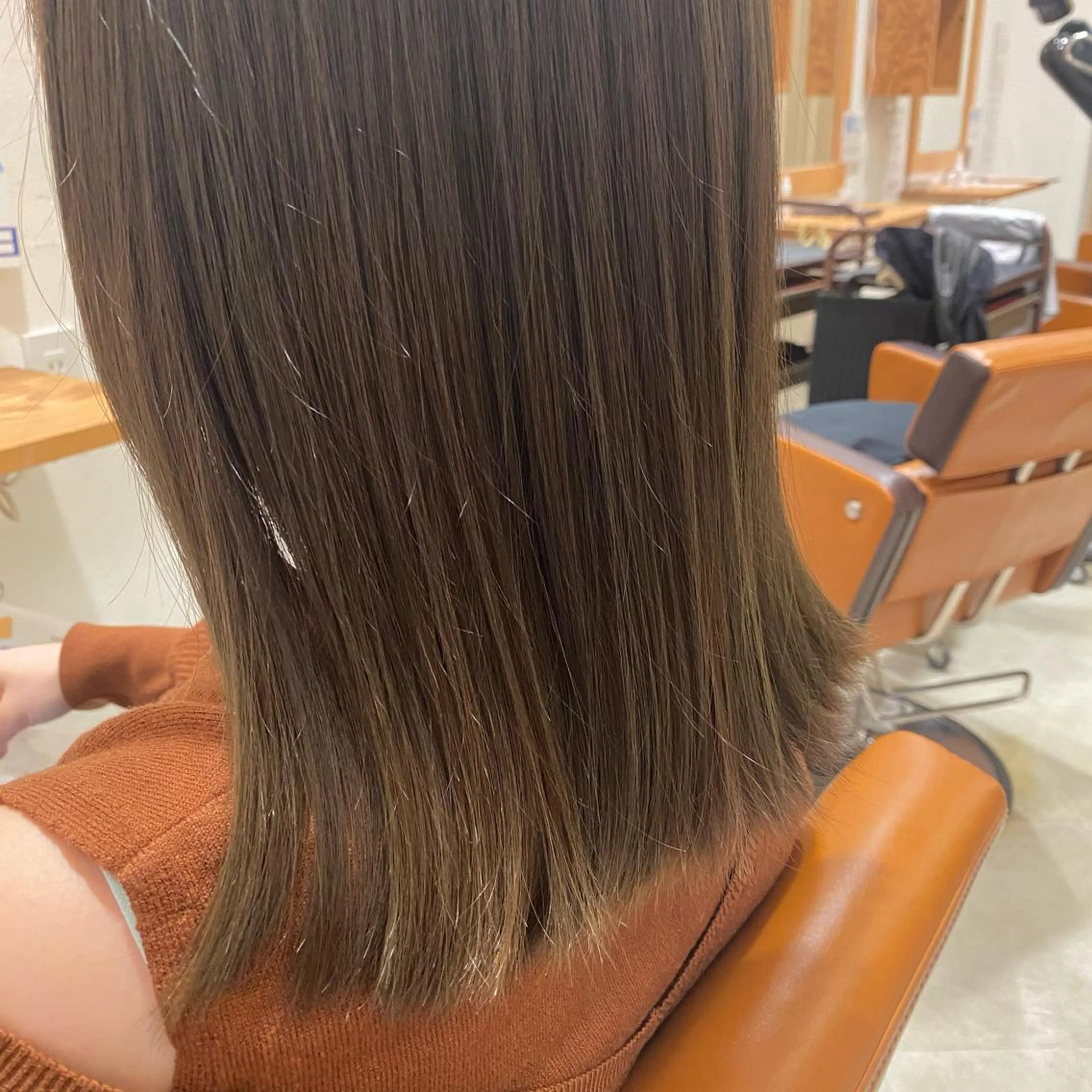 ミディアム アッシュ 猪股 華乃のヘアスタイル