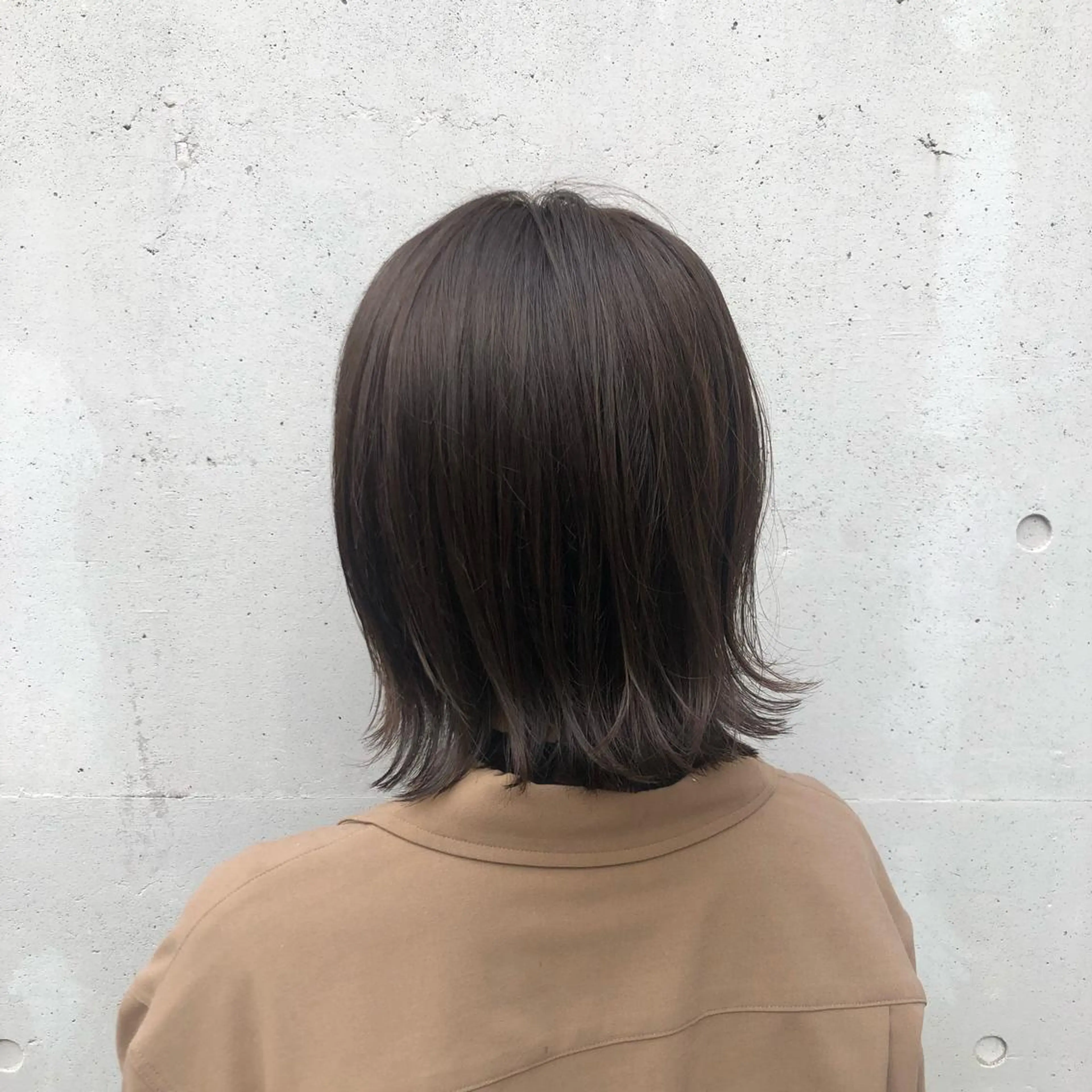 ミディアム カラー 切りっぱなしボブ ベージュカラー オリーブベージュ ボブ カット ヘアカラー トリートメント 酸性縮毛矯正🧴韓国 レイヤー/髪質改善のヘアスタイル