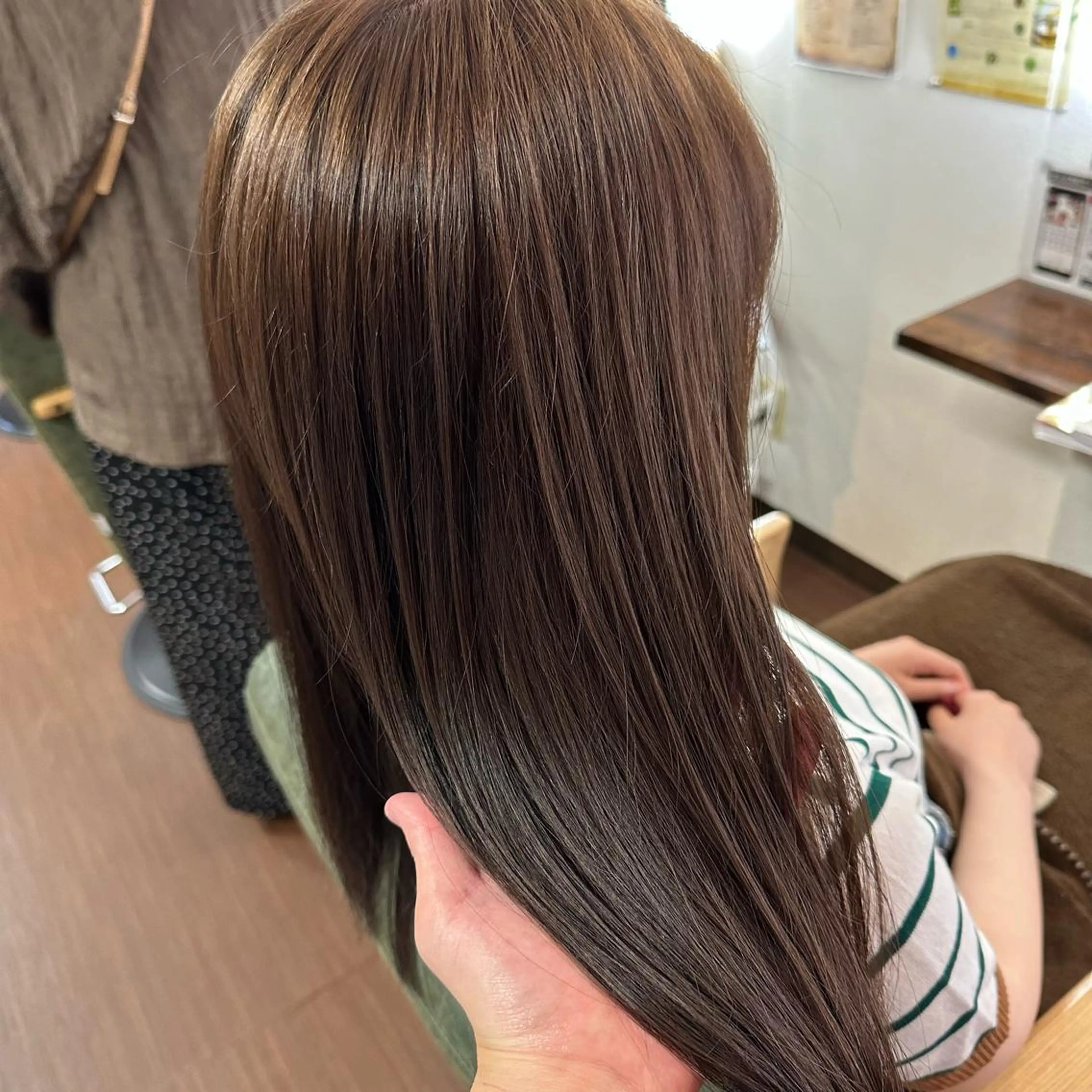 ロング カラー アッシュ ベージュカラー ブリーチ ハイライトカラー ブリーチなしカラー カット ヘアカラー トリートメント インナーカラー指名 No.1菊池柊真のヘアスタイル