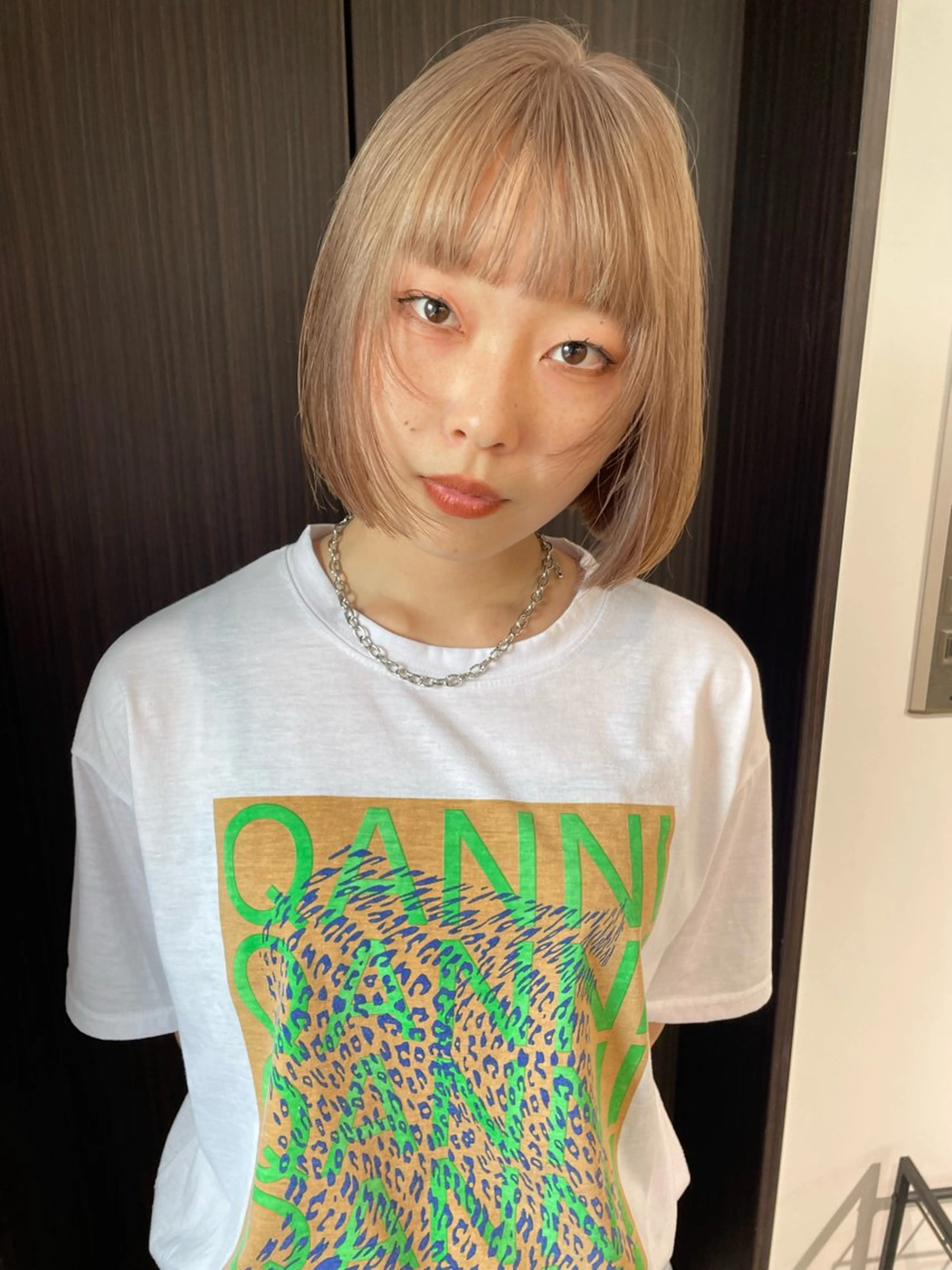ミディアム カラー ベージュカラー ブリーチ ケアブリーチ ミルクティーベージュ MIU/ルーツカラー ボブ/顔周りレイヤーのヘアスタイル