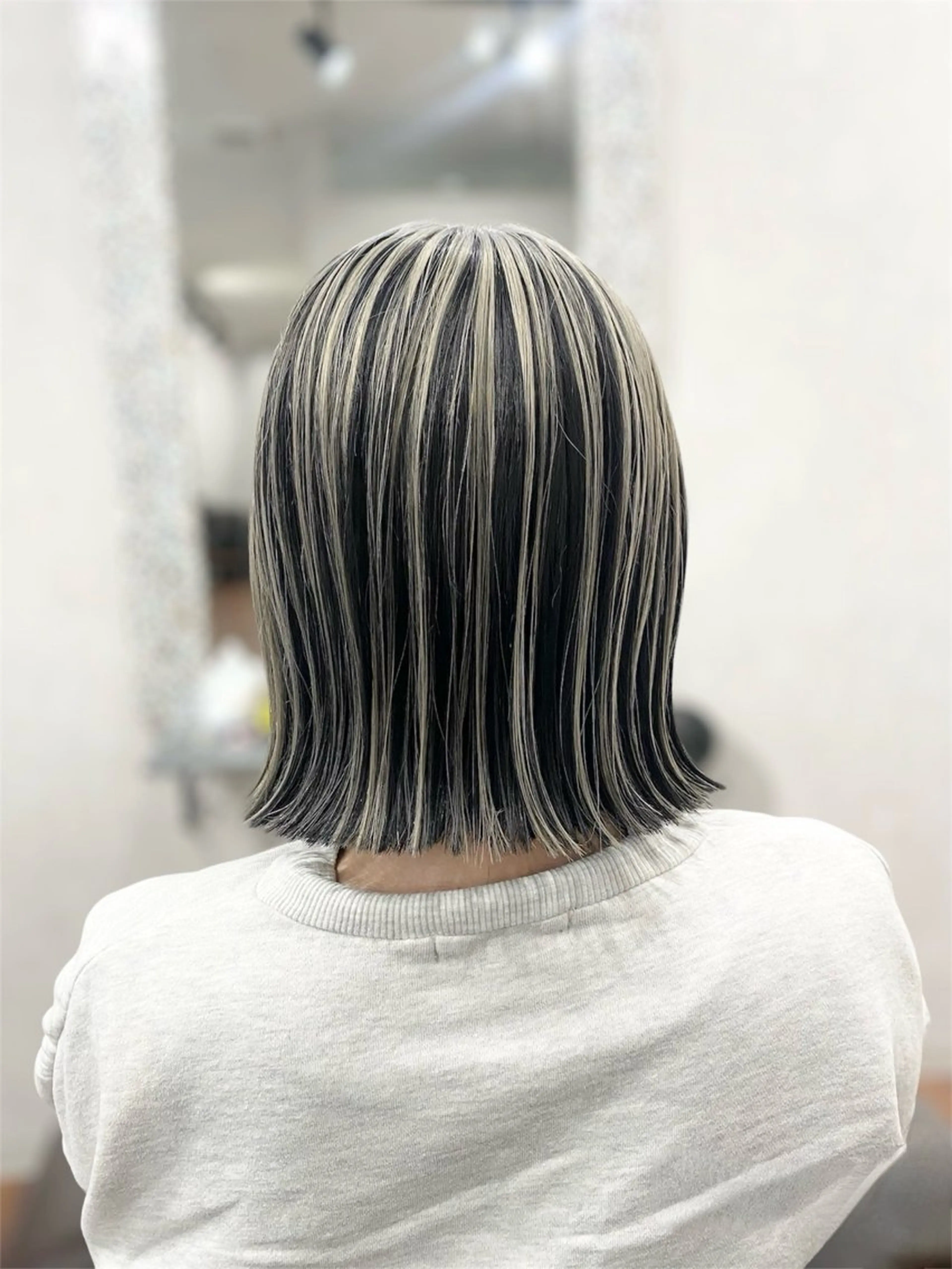ミディアム 切りっぱなしボブ ボブ カット ヘアカラー _White所属・ＳＨＩ ＺＵのヘアスタイル