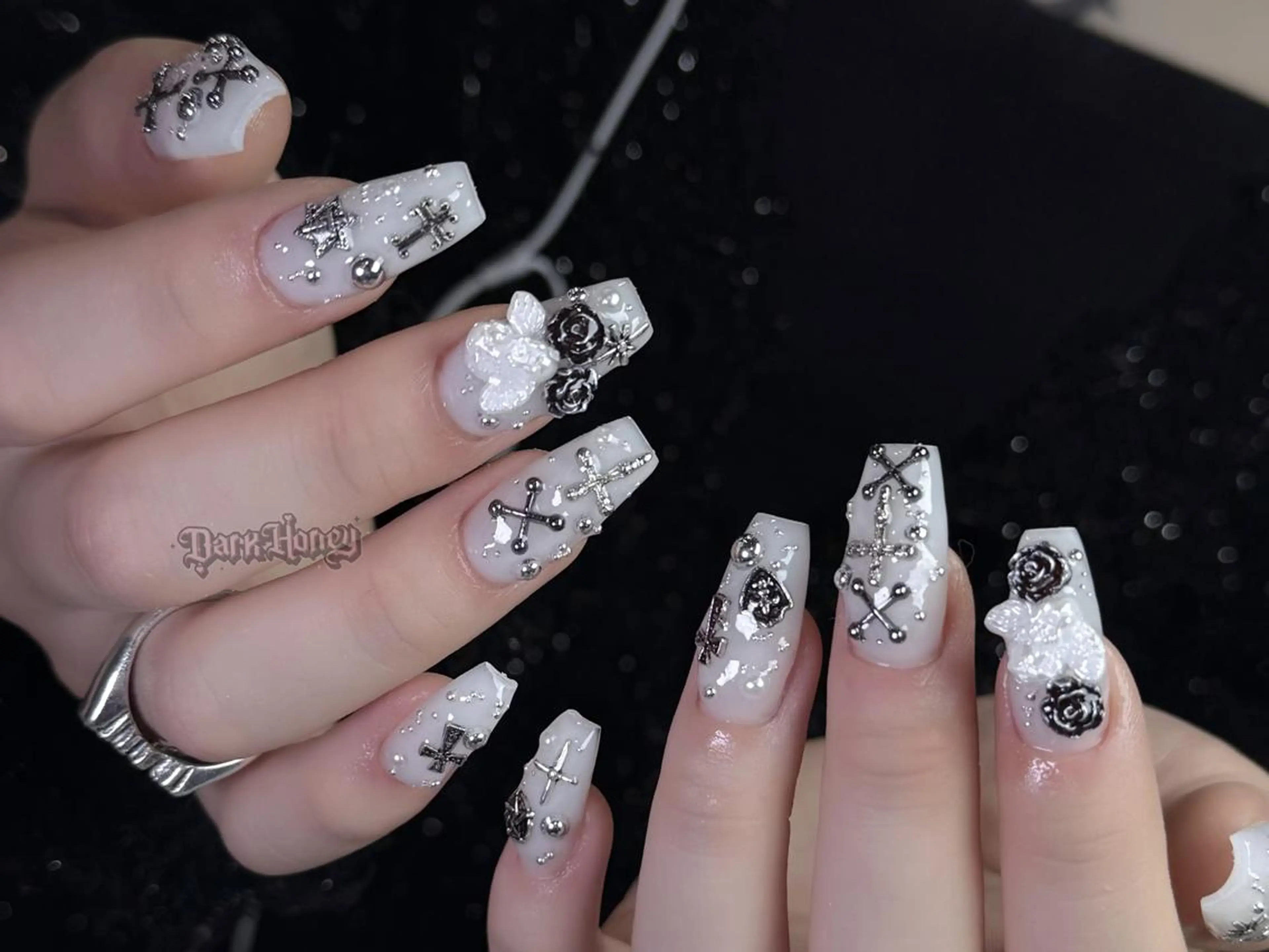 ネイル ハンドネイル Dark Honey Susuのネイルデザイン