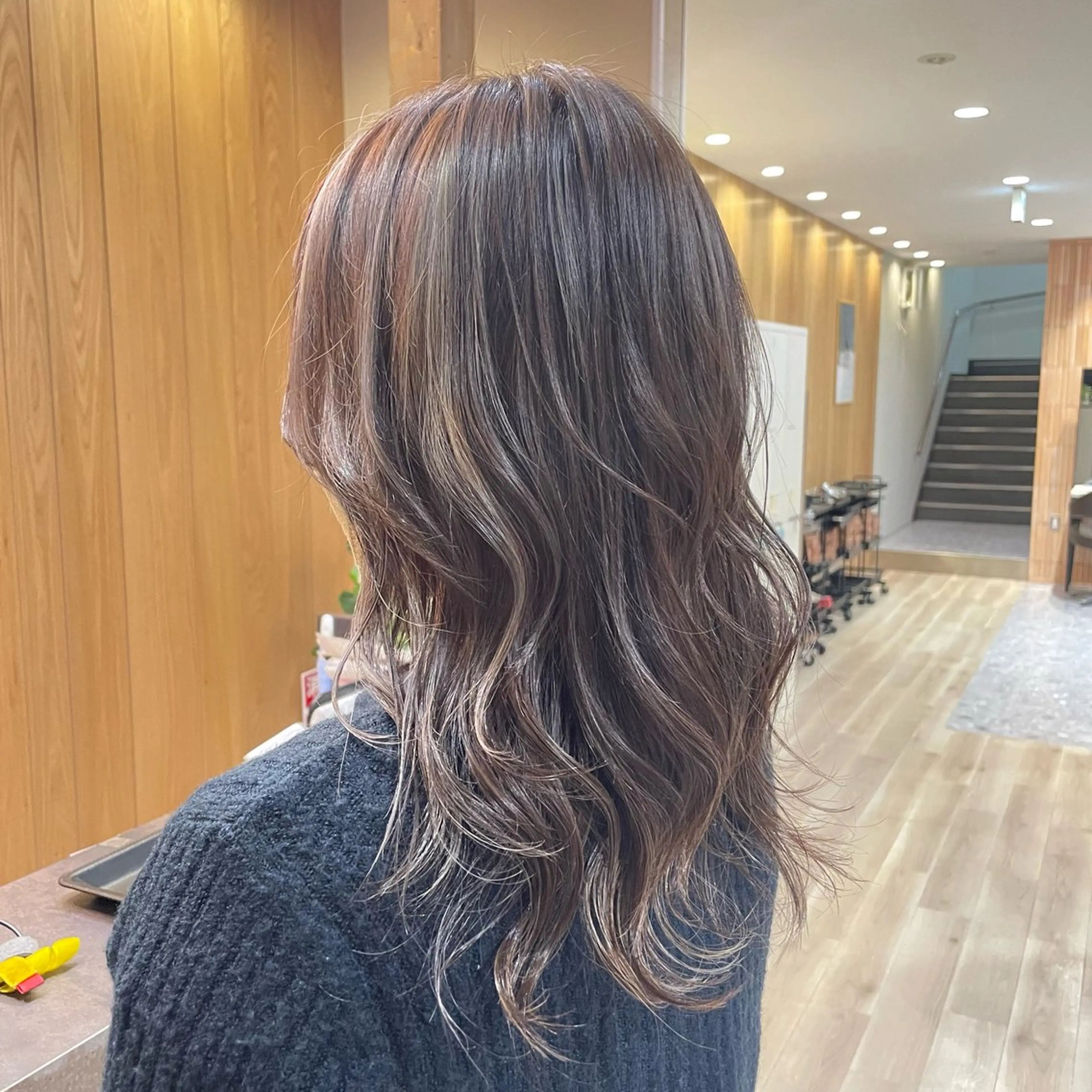 セミロング 岡本 彩香のヘアスタイル