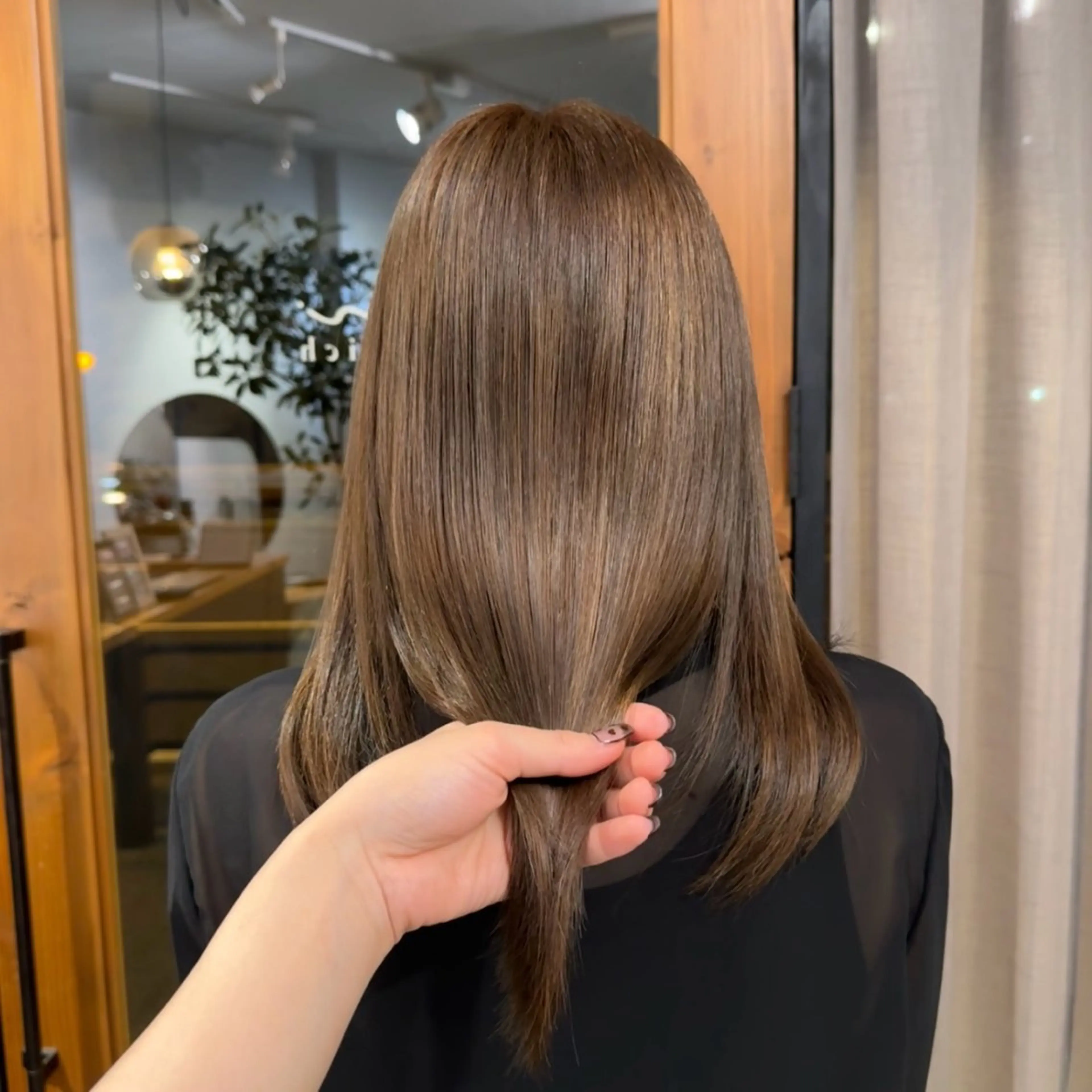 セミロング カラー ブリーチ 透明感カラー ブリーチなしカラー 縮毛矯正 ヘアカラー 吉田 葉音のヘアスタイル