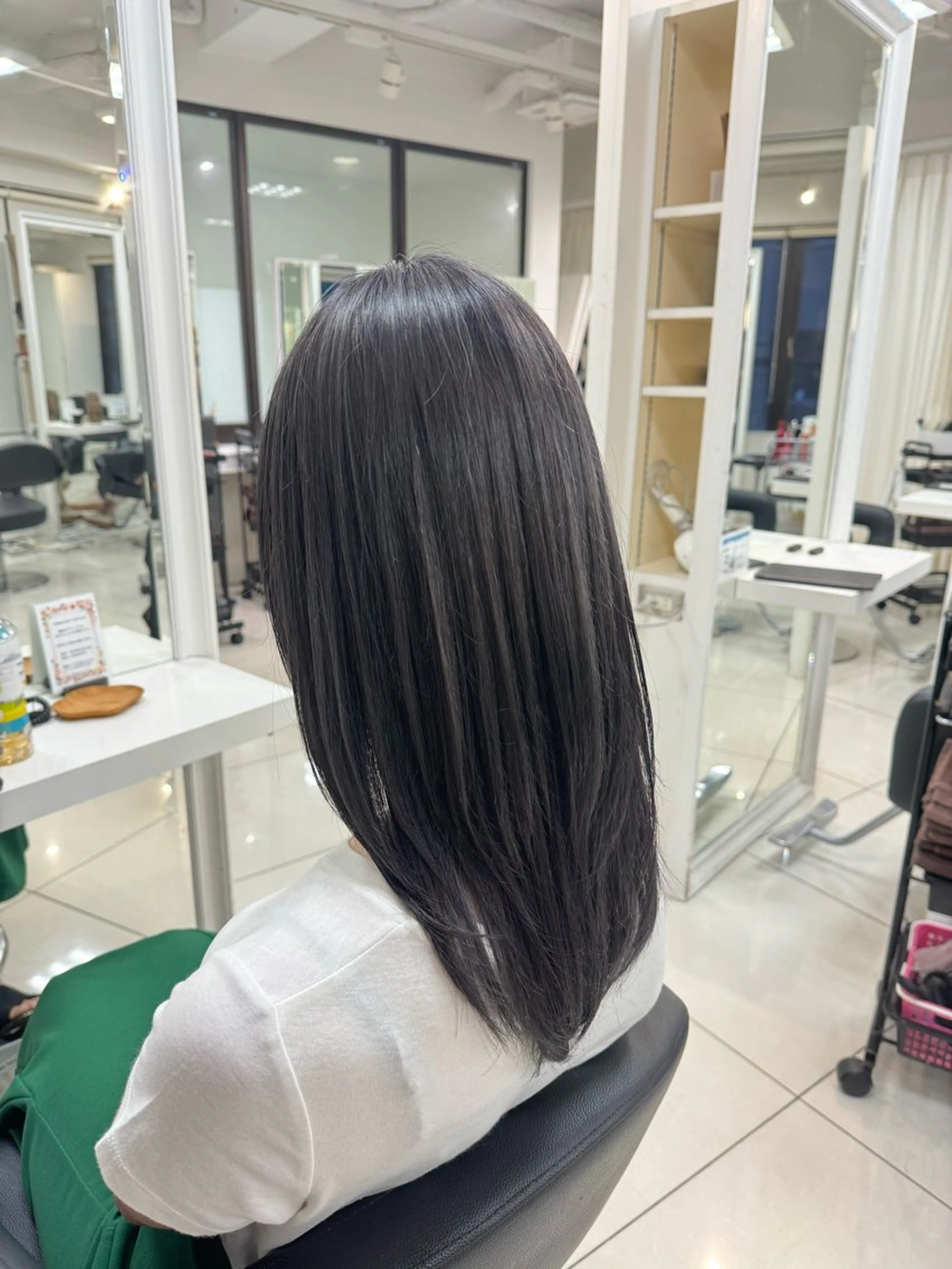 セミロング カラー ブリーチ ダークグレー グレージュ カット ヘアカラー トリートメント 【デザインカラー】 粥川佳日望のヘアスタイル
