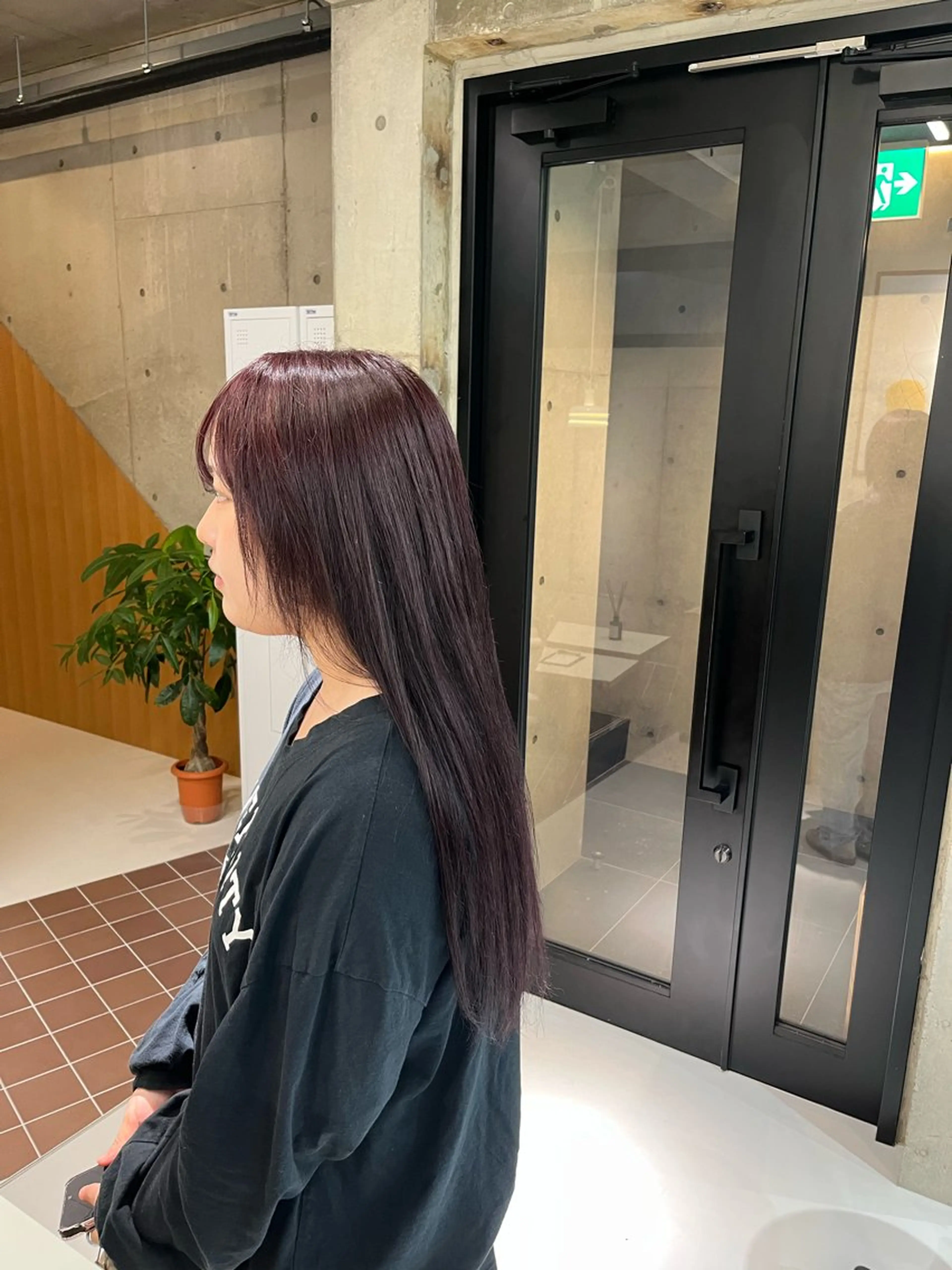 セミロング カラー ブリーチ カシス ピンクカラー nagi所属・千種／韓国風レイヤー カット／推し活美容師のヘアスタイル