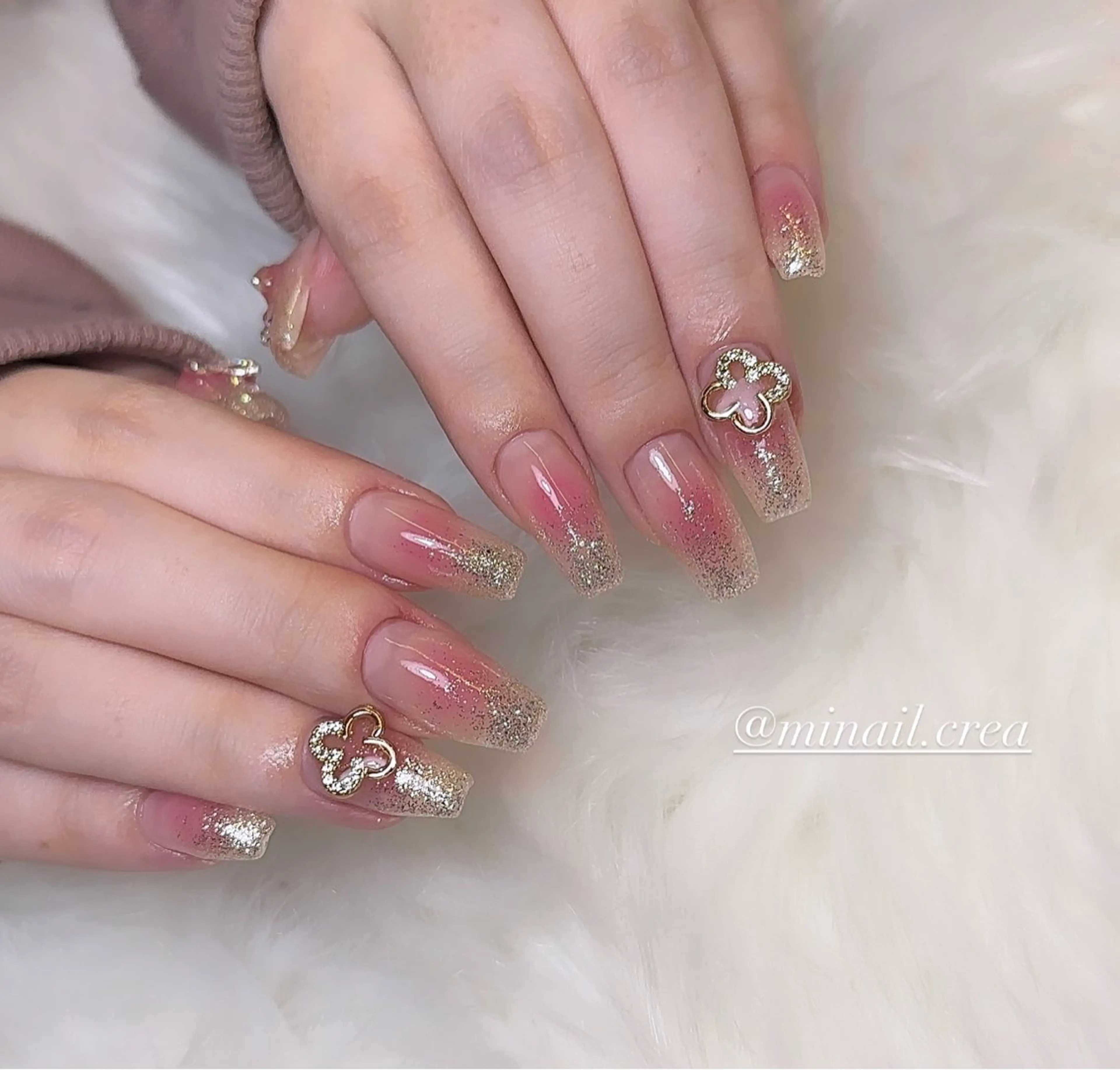 ネイル チークネイル 長さ出し ジェルネイル キラキラネイル ラメ(グリッター) ハンドネイル CRéA　-private nailsalon-所属・CReA nailのネイルデザイン