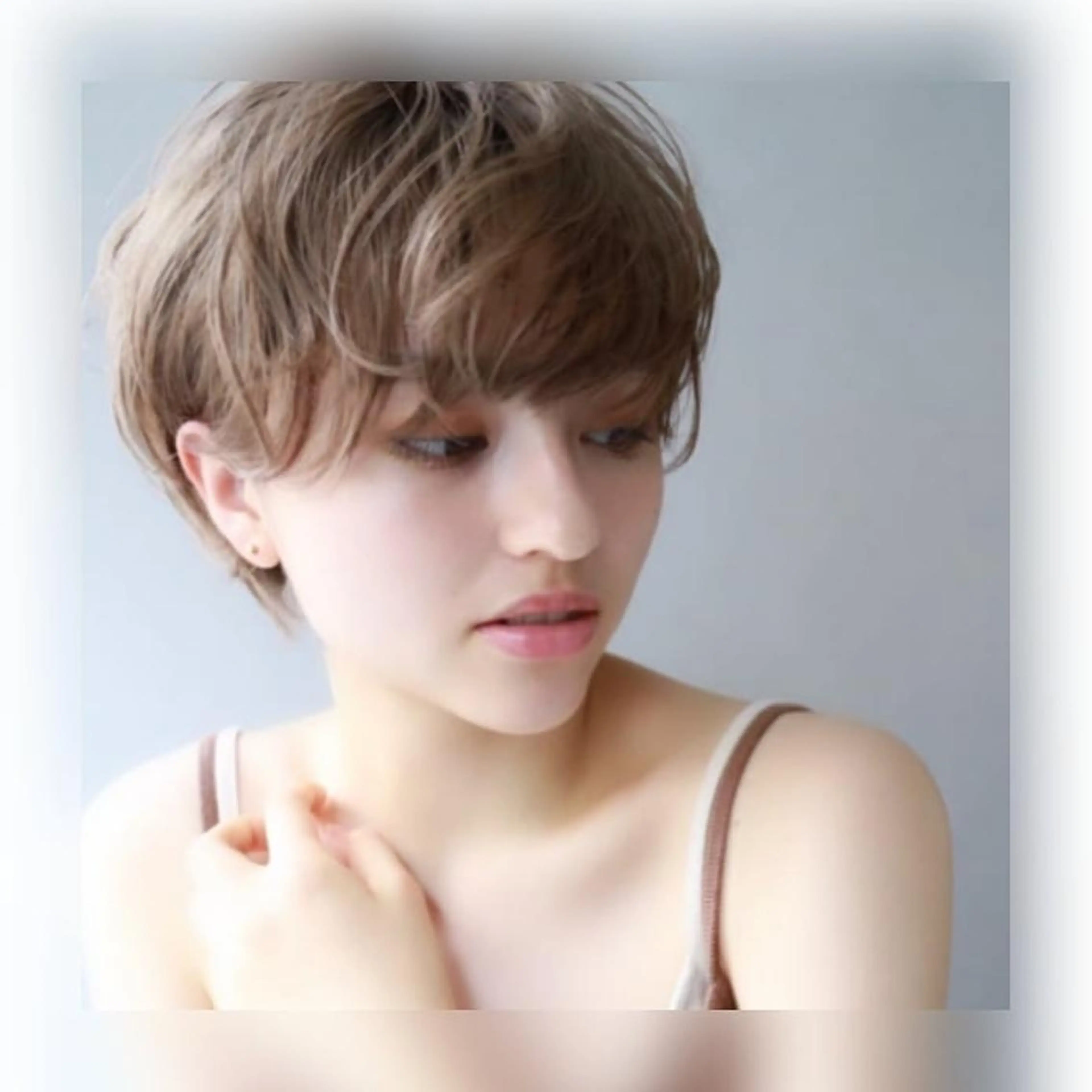 ショート カラー ヘアアレンジ ベージュカラー ハイトーンカラー 大川 愛未のヘアスタイル