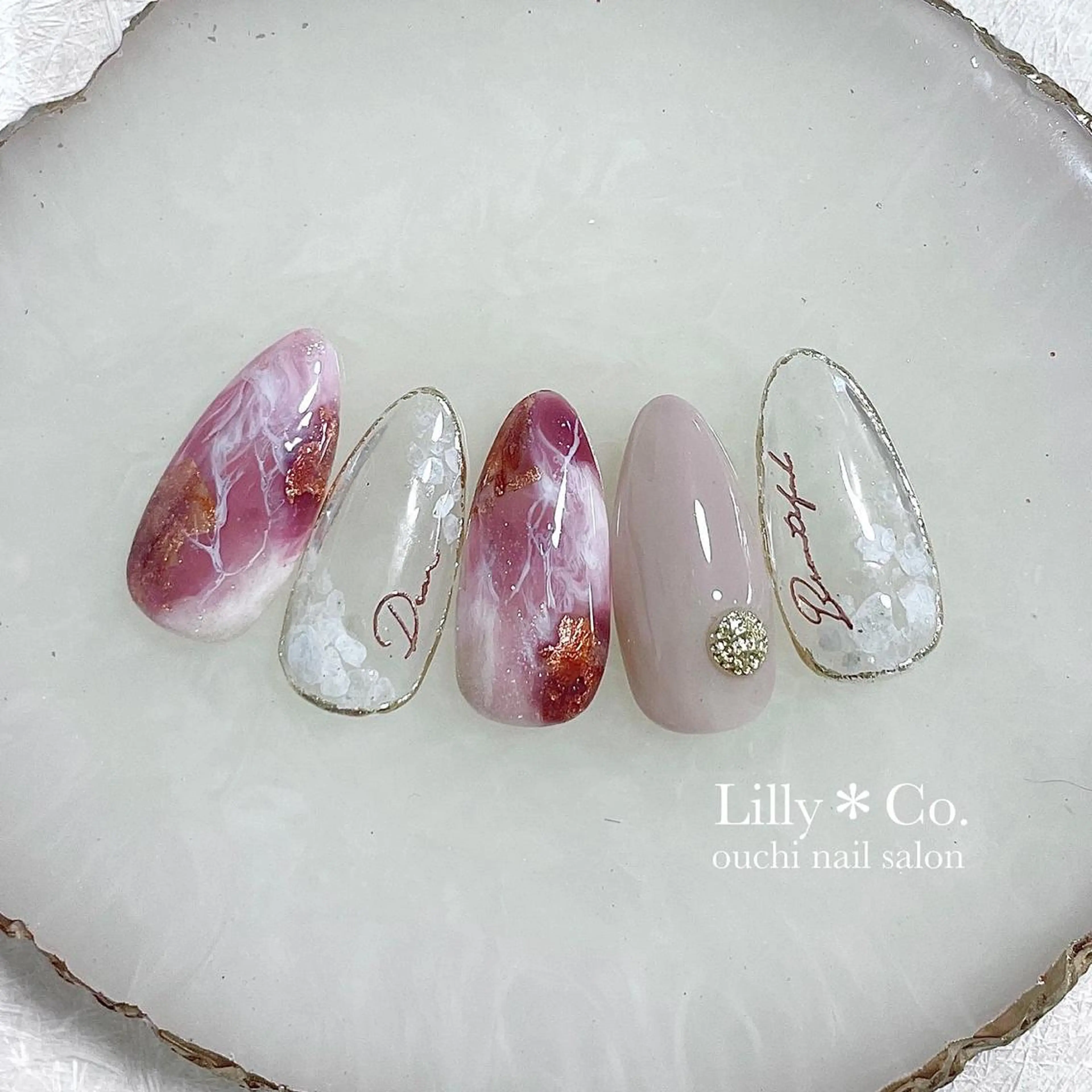 ネイル アートネイル ゴールド ホワイト ハンドネイル ハンドケア Lilly Co.のネイルデザイン