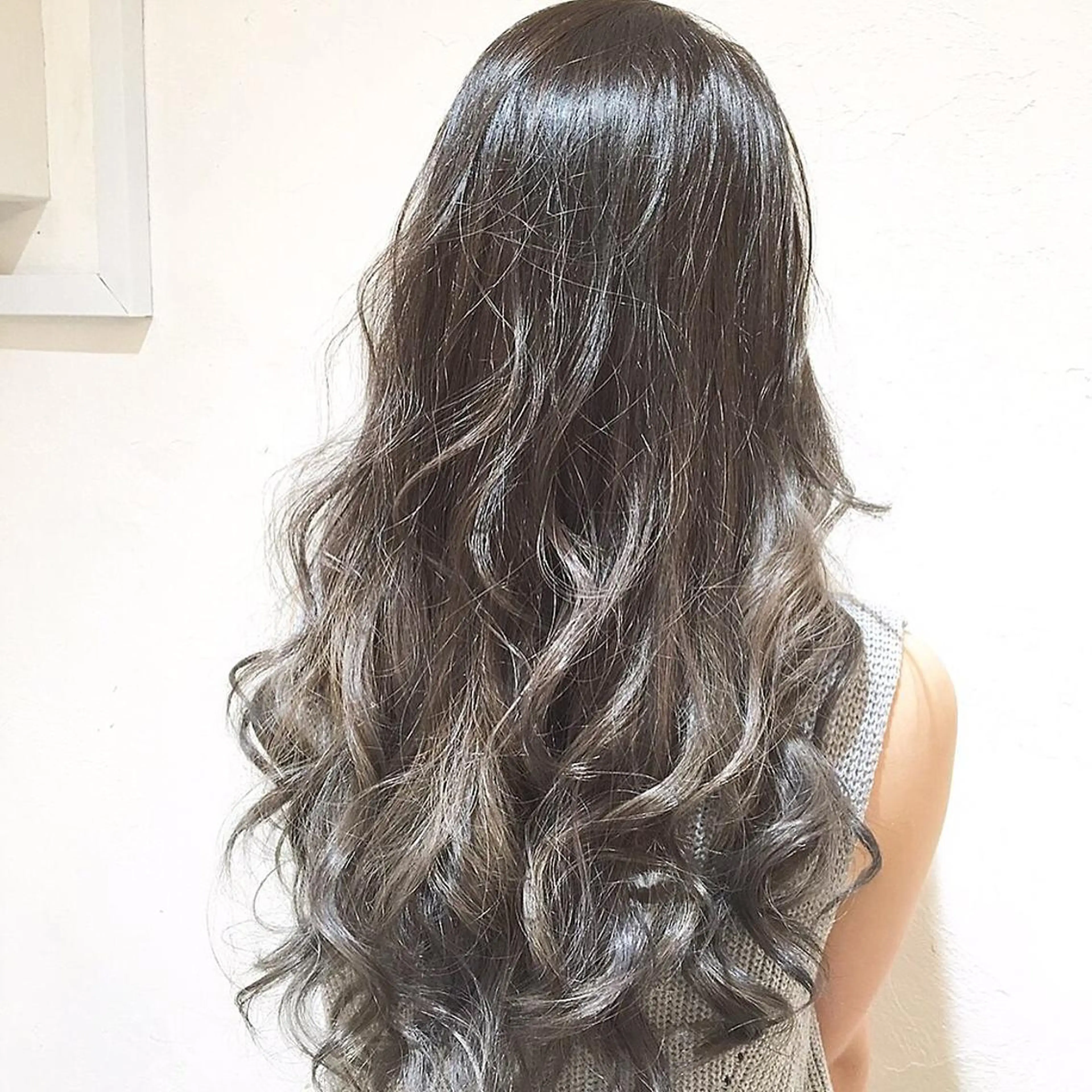 ロング カラー ヘアアレンジ グラデーションカラー グレージュ miki 🦎のヘアスタイル
