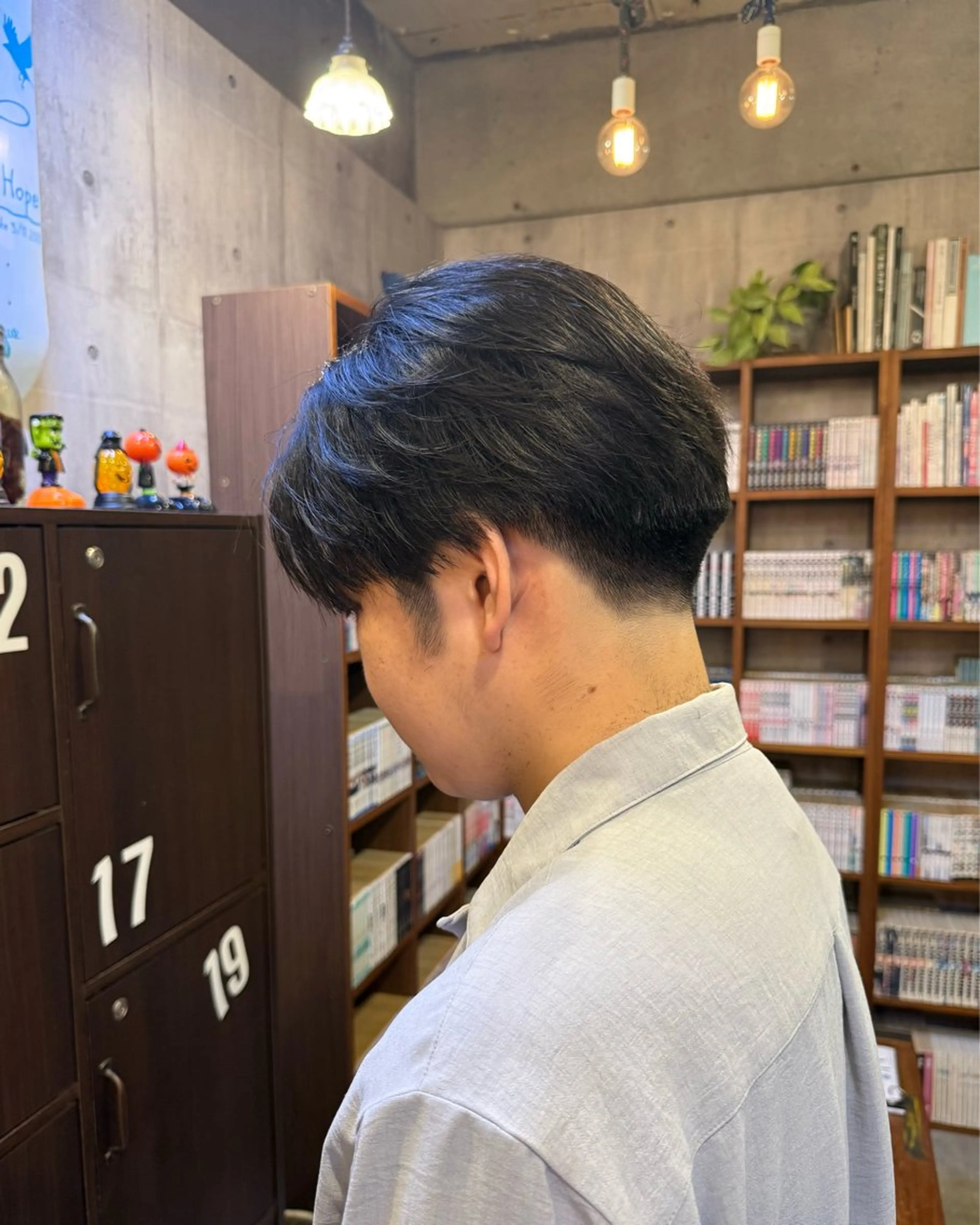 メンズ センターパート マッシュ 艶ベージュカラー naoki.のヘアスタイル