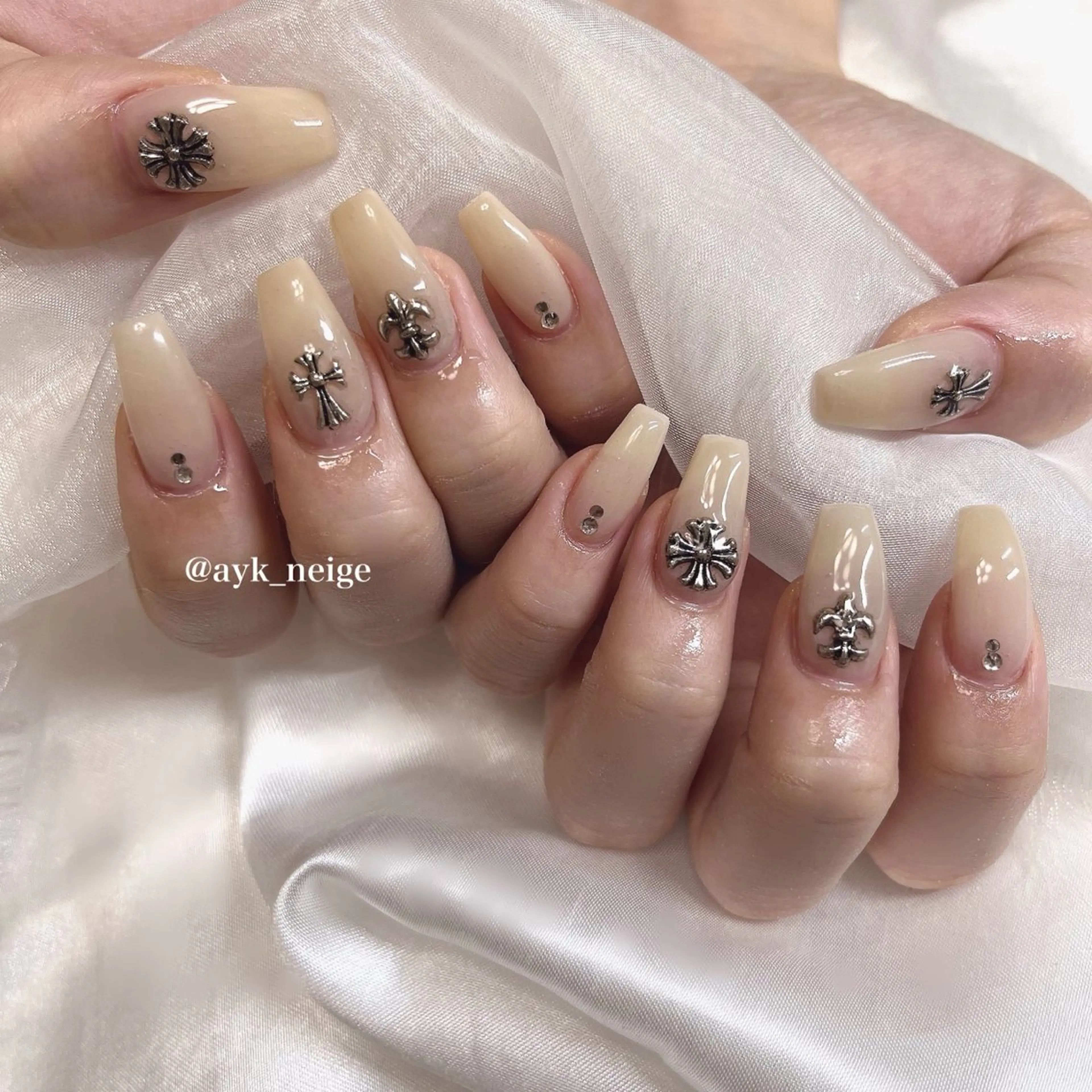 ネイル フットネイル キラキラネイル 韓国ネイル リボン シンプルネイル n'eige nail所属・大谷 綾香のネイルデザイン
