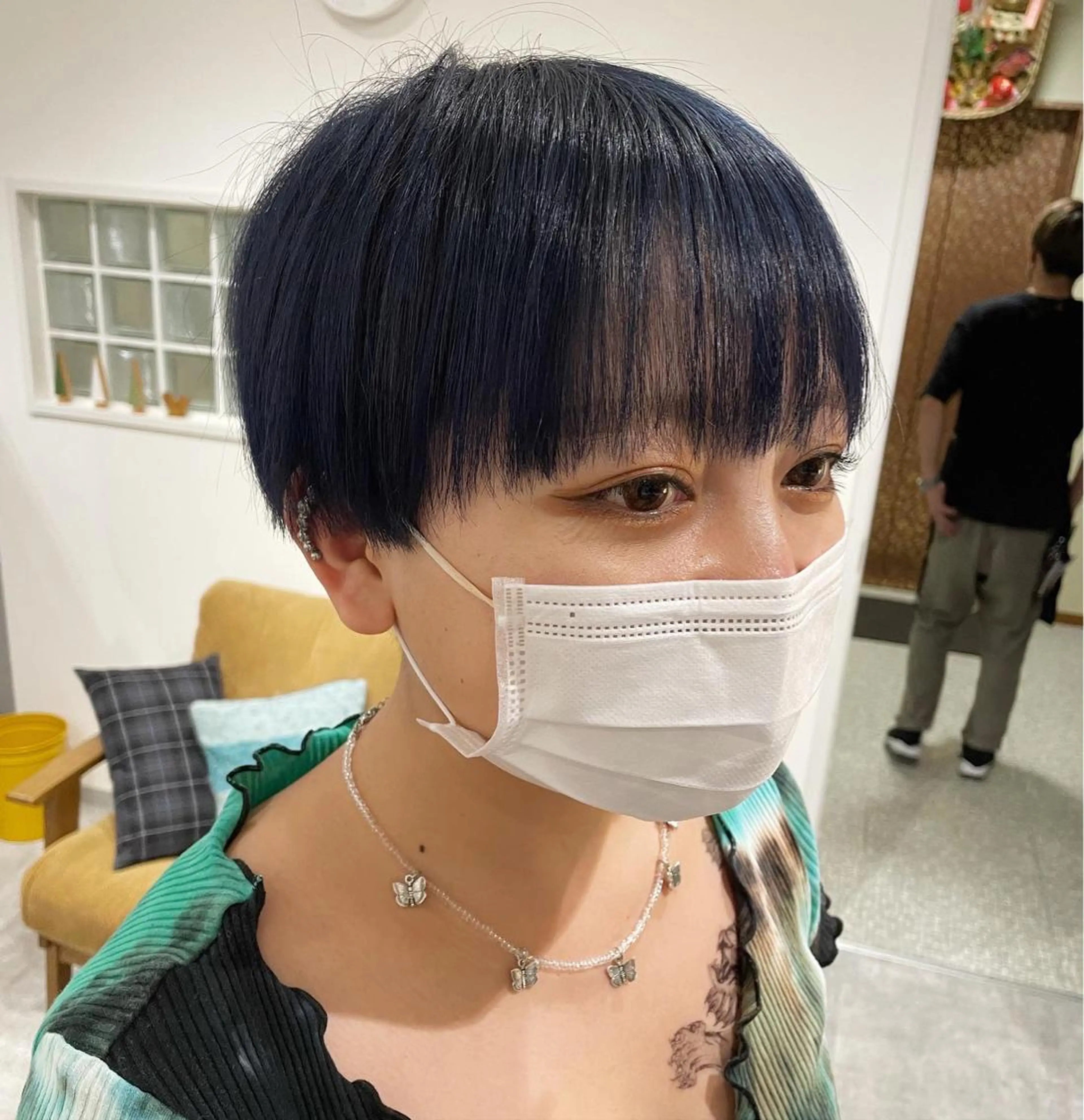 ショート カラー 黒髪 ブリーチ ブルーカラー ブルーブラック ヘアカラー トリートメント 京都美容師 塩のヘアスタイル