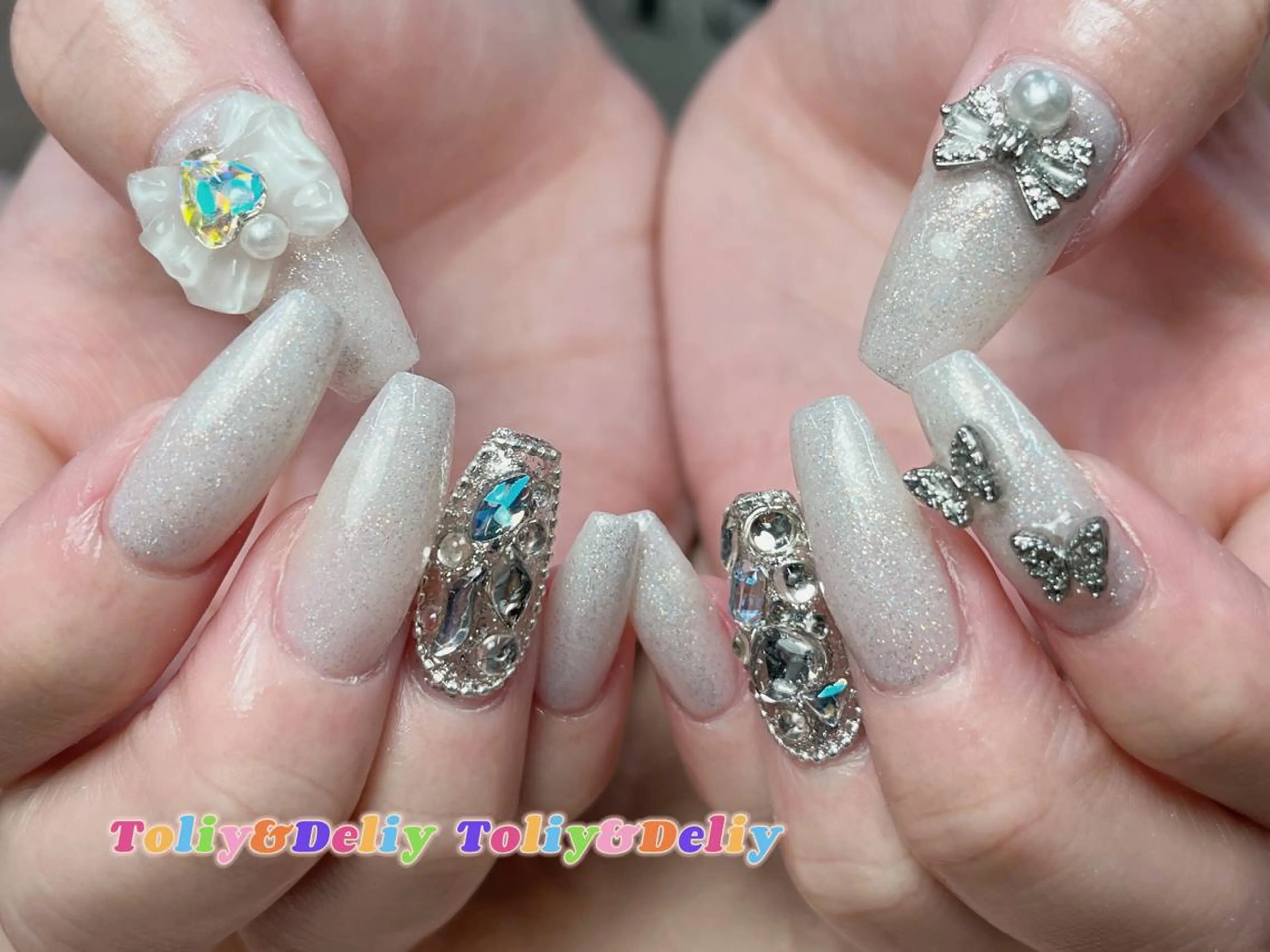 ネイル アートネイル ゴージャス シルバー ハンドネイル ToliyDeliy Nail Salonのネイルデザイン