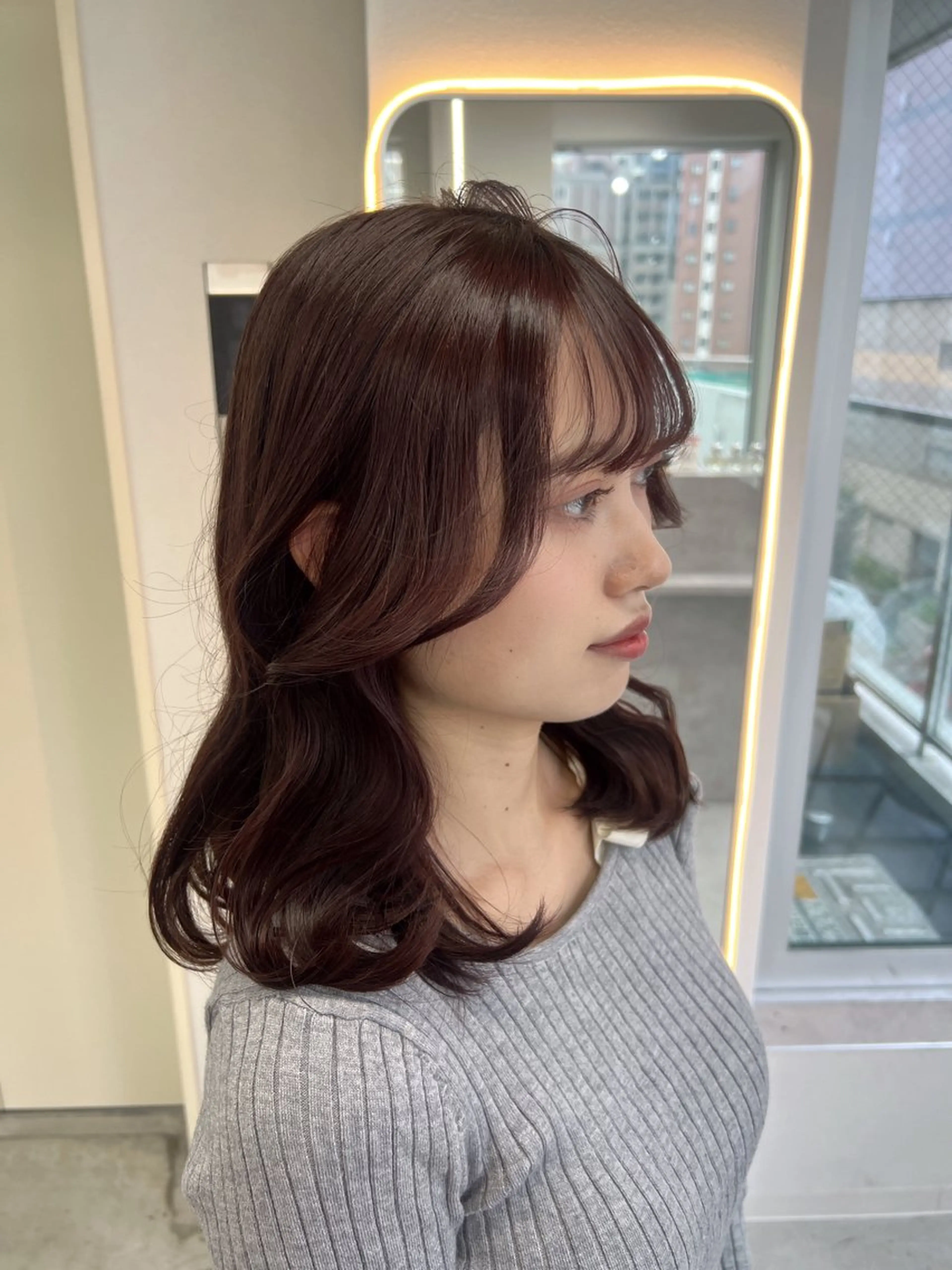 ミディアム カラー ヘアカラー maya レイヤーカットのヘアスタイル