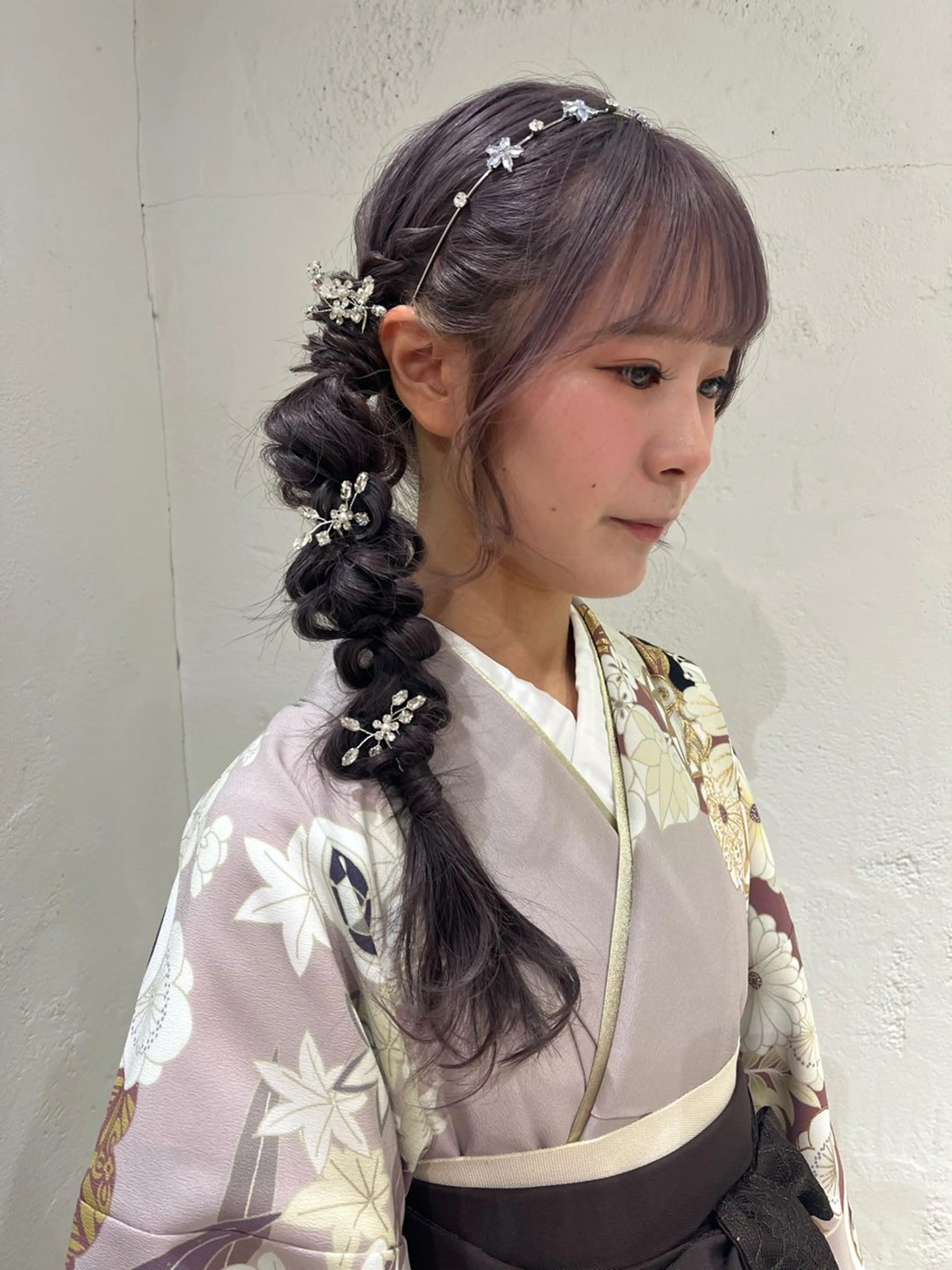 ロング ヘアアレンジ 卒業式のヘアスタイル カチューシャ 着付け ボブ・レイヤー／ ベージュカラーのヘアスタイル