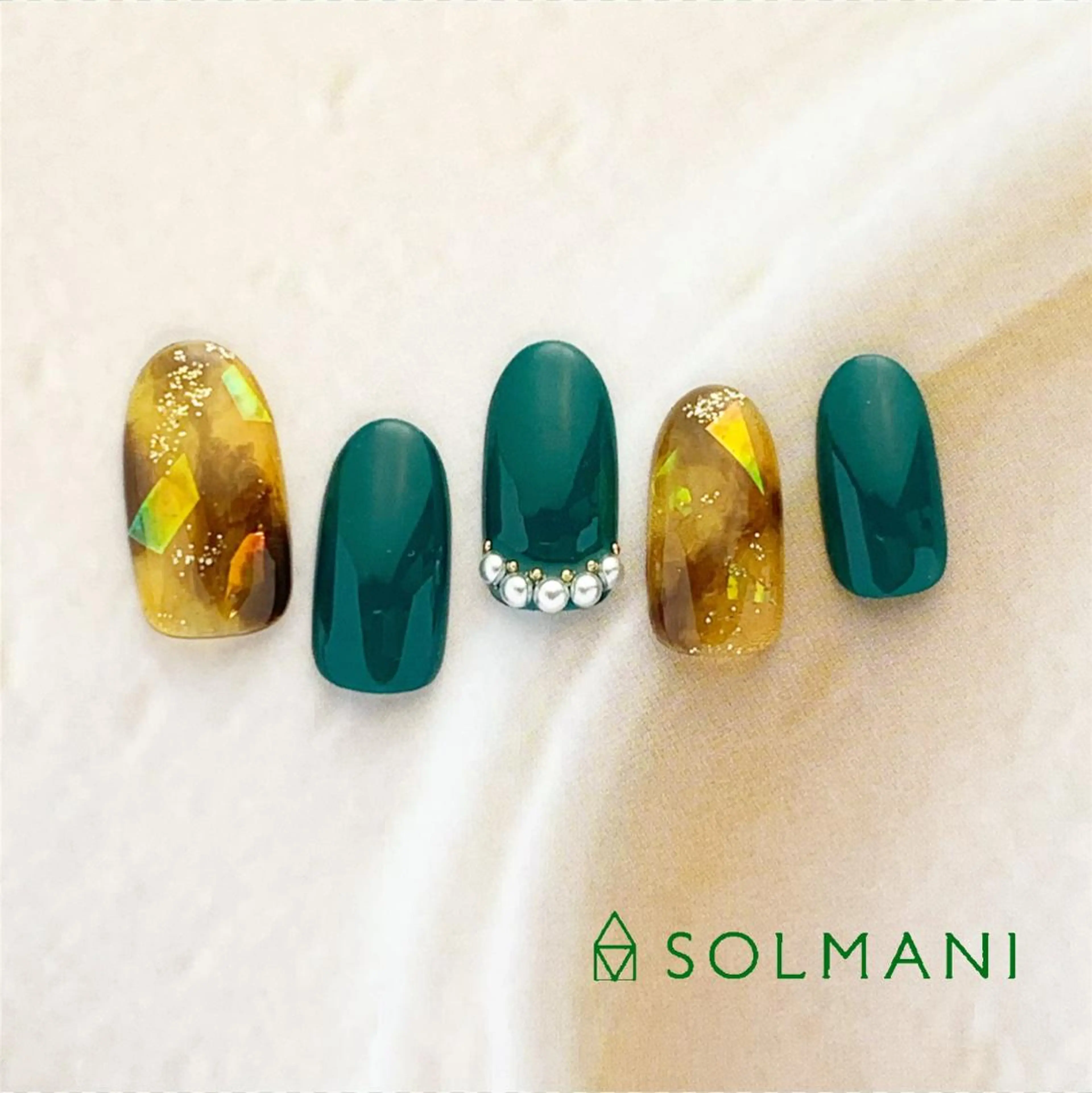 ネイル べっ甲ネイル SOLMANI 予約担当のネイルデザイン