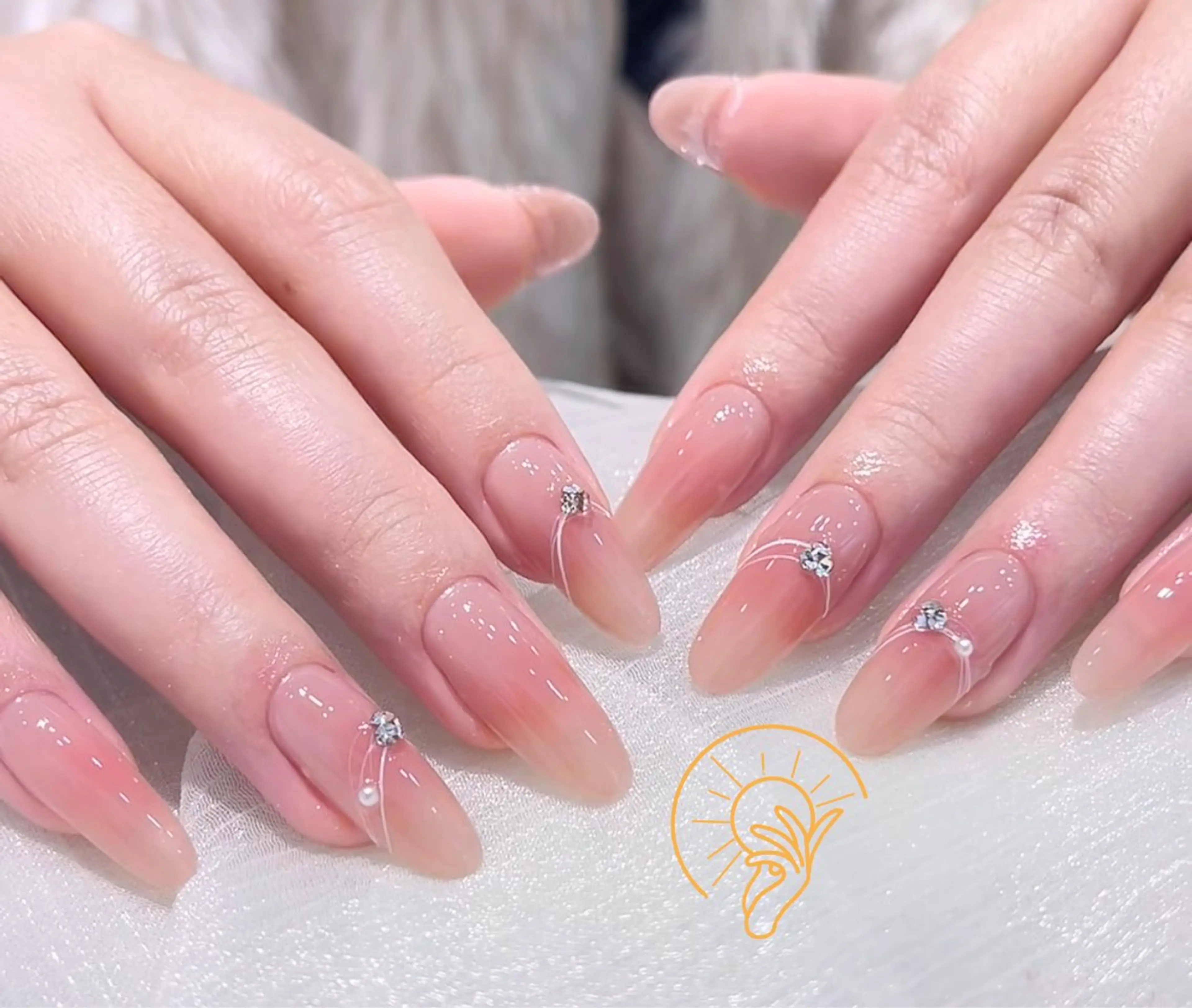 ネイル チークネイル 長さ出し フラワーネイル フレンチネイル ガーリー ハンドネイル ハンドケア Sun Nail 池袋のエステ・リラクイメージ