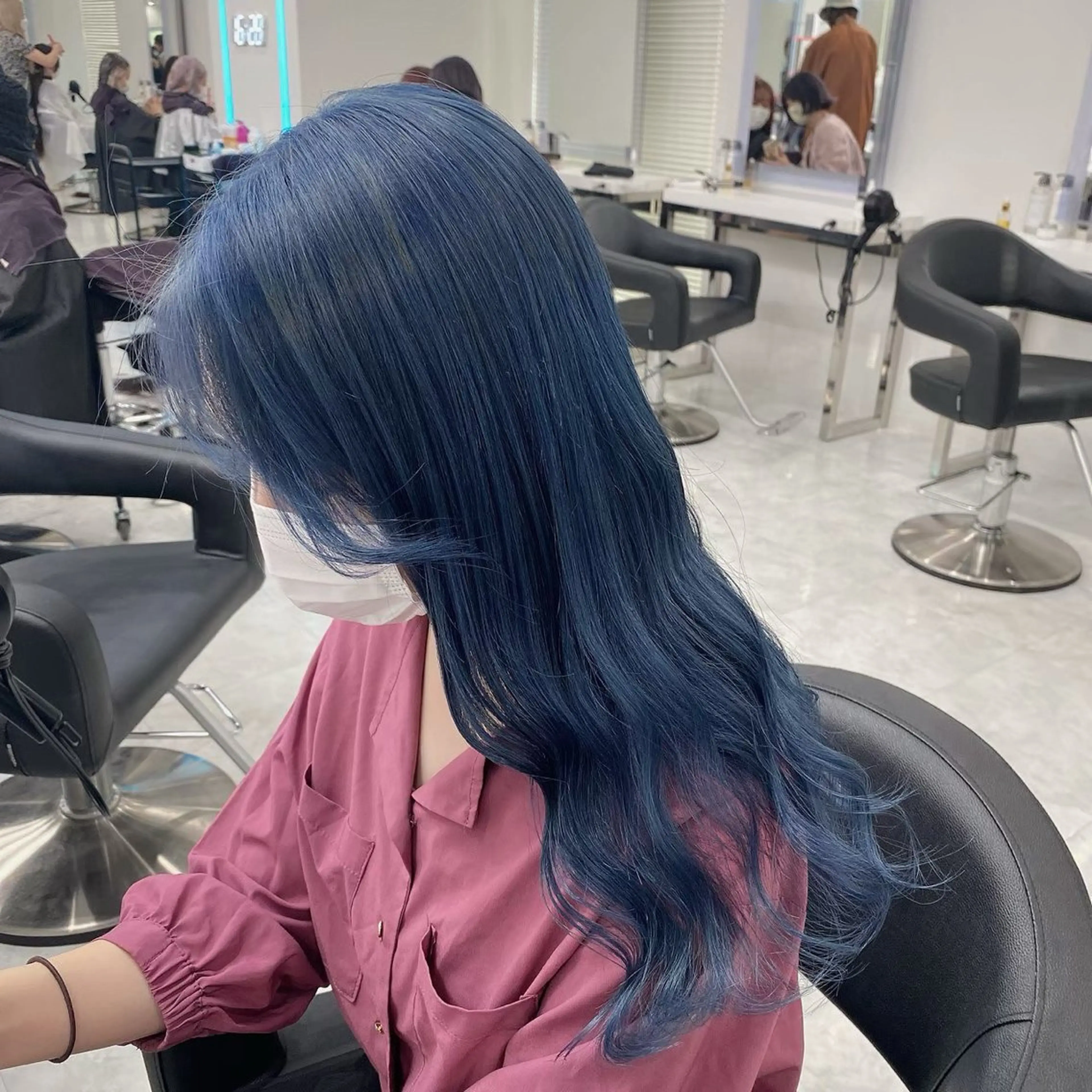 セミロング カラー ヘアアレンジ ブルーカラー ブルーグレー ブルーグレージュ 透明感カラー グレージュ ヘアカラー トリートメント ヘッドスパ ヘアセット 🩵ダメージレス艶感 ハイトーン🩷のヘアスタイル