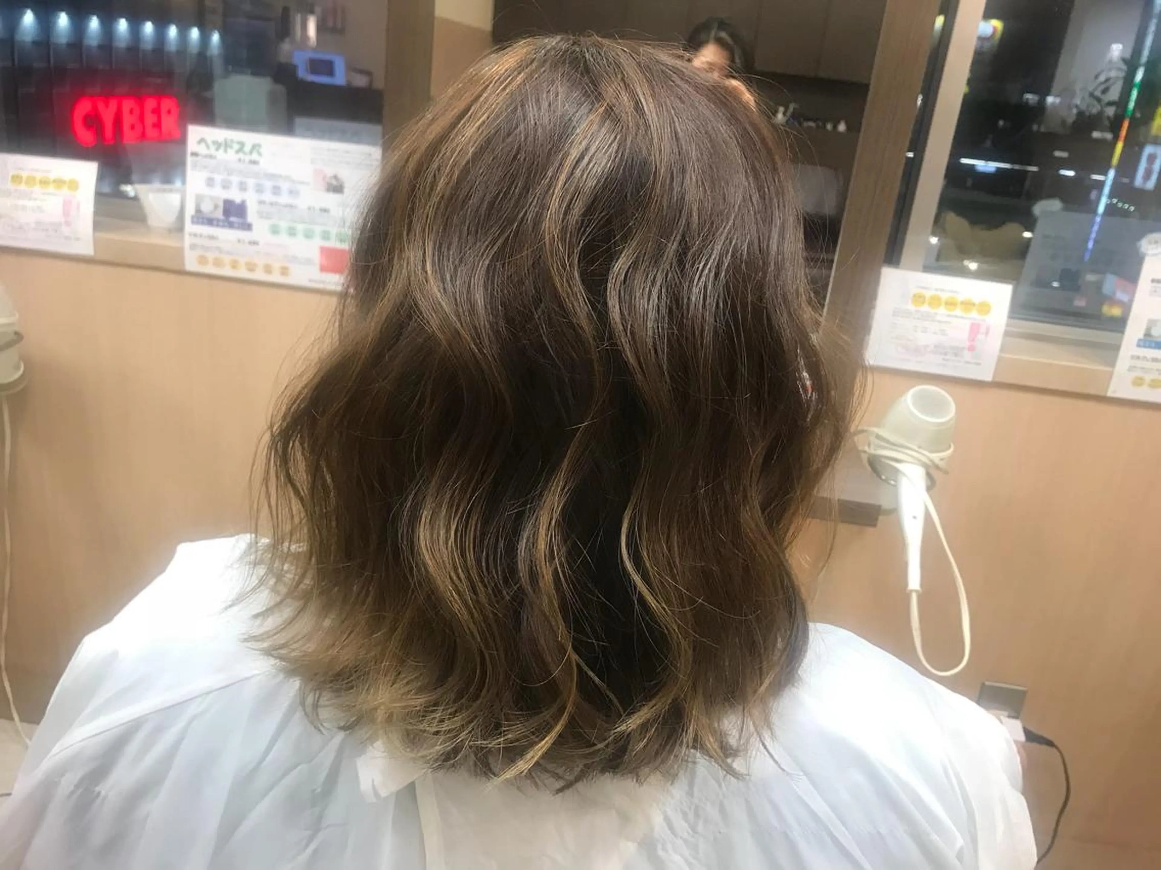 ミディアム カラー パーマ ヘアアレンジ ブリーチ グレージュ ハイライトカラー ハイライト 外ハネヘア BLANCfIL-ブランフィル-所属・ササキ トモコのヘアスタイル