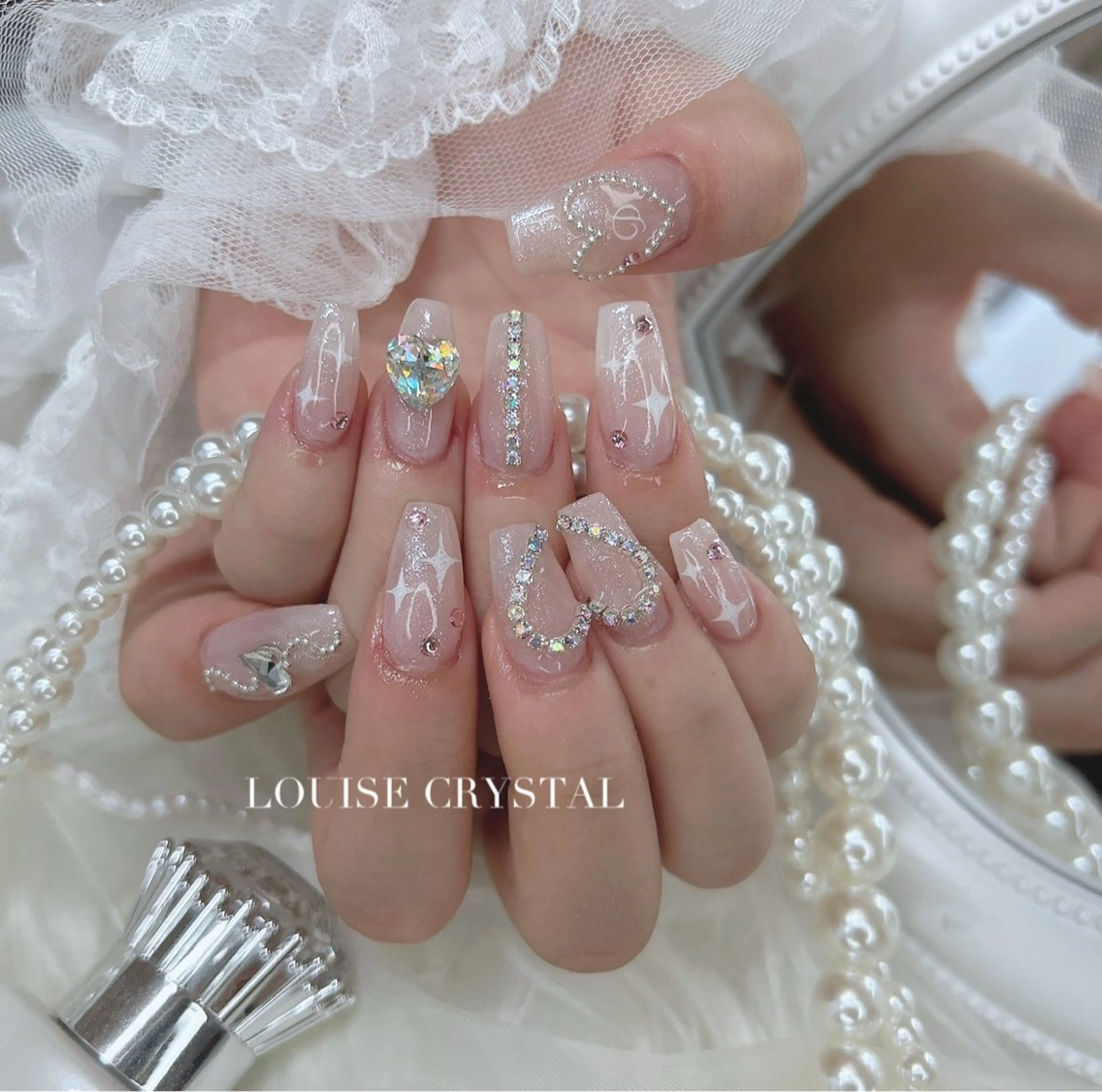 ネイル ハンドネイル LOUISE CRYSTALのネイルデザイン