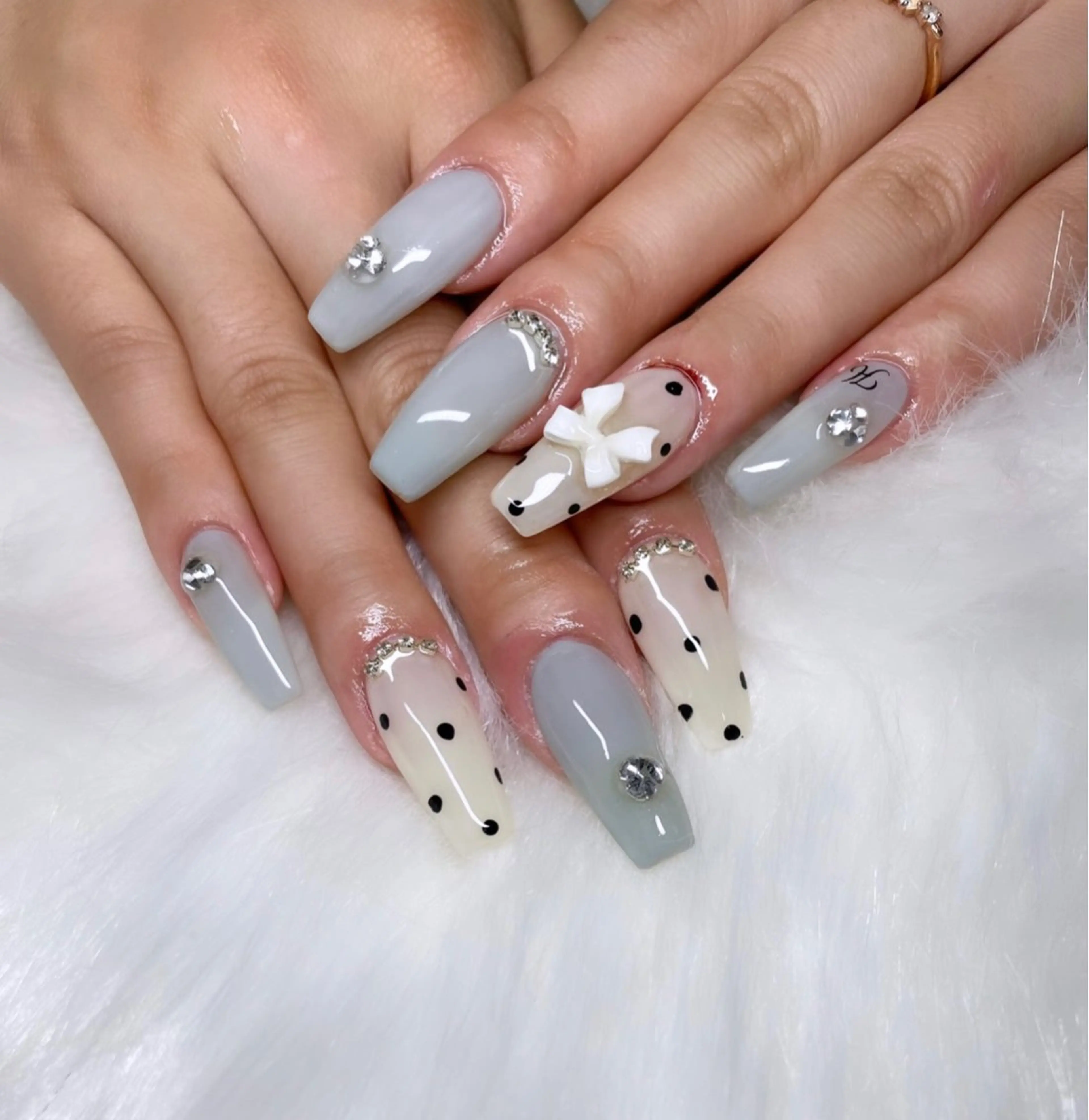 ネイル 成人式 ドット フットネイル フレンチネイル ジェルネイル ハンドネイル nail salon fee（フィー）のネイルデザイン