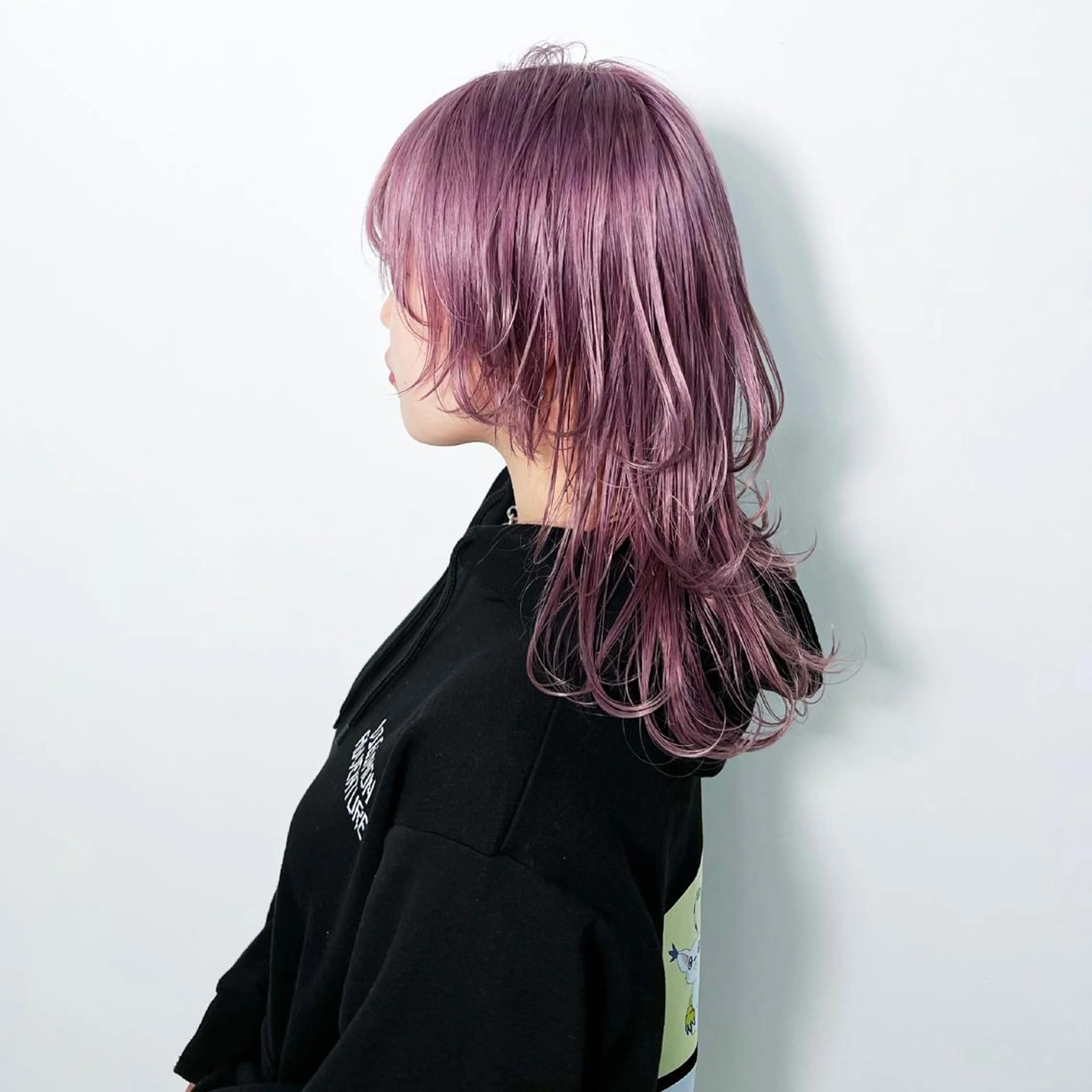 ミディアム カラー ヘアアレンジ ミディアムレイヤー ミストバング ベージュカラー ブリーチ イヤリングカラー カット ヘアカラー トリートメント 大橋 拓巳のヘアスタイル