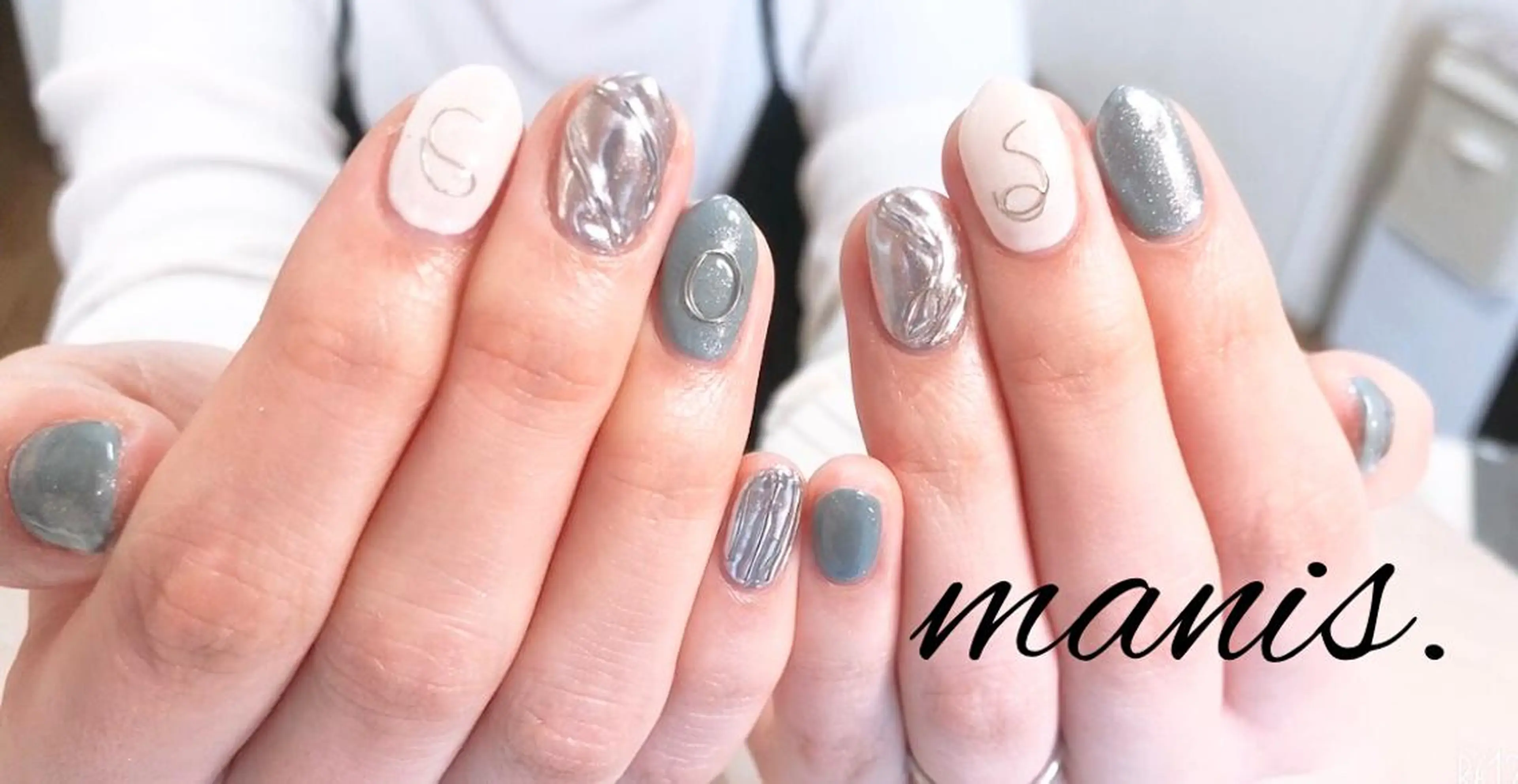 ネイル ミラーネイル manis .のネイルデザイン