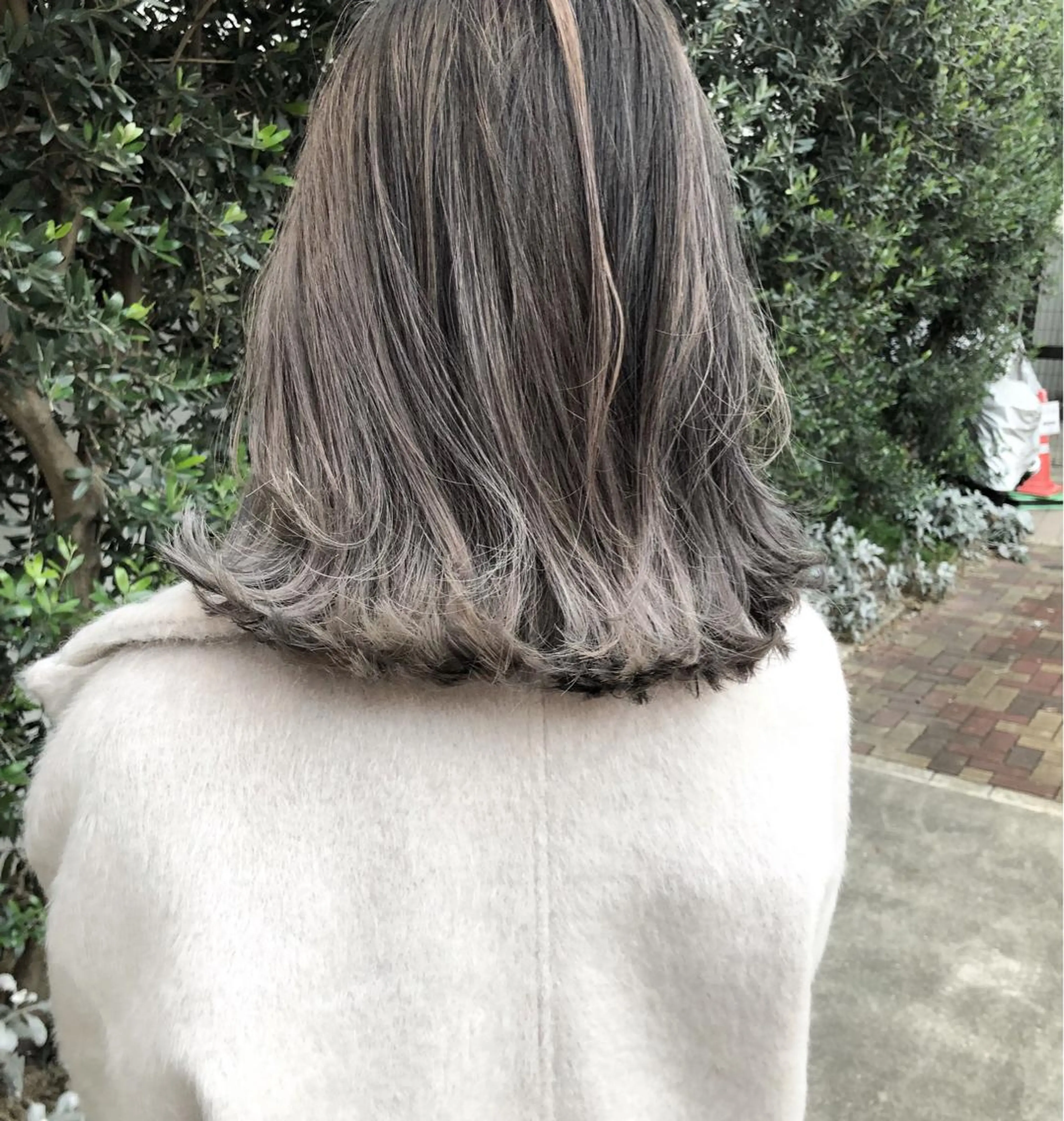 ミディアム カラー アッシュ バレイヤージュ ベージュカラー ブリーチ ケアブリーチ ヘアカラー トリートメント famille所属・famille ファミーユのヘアスタイル