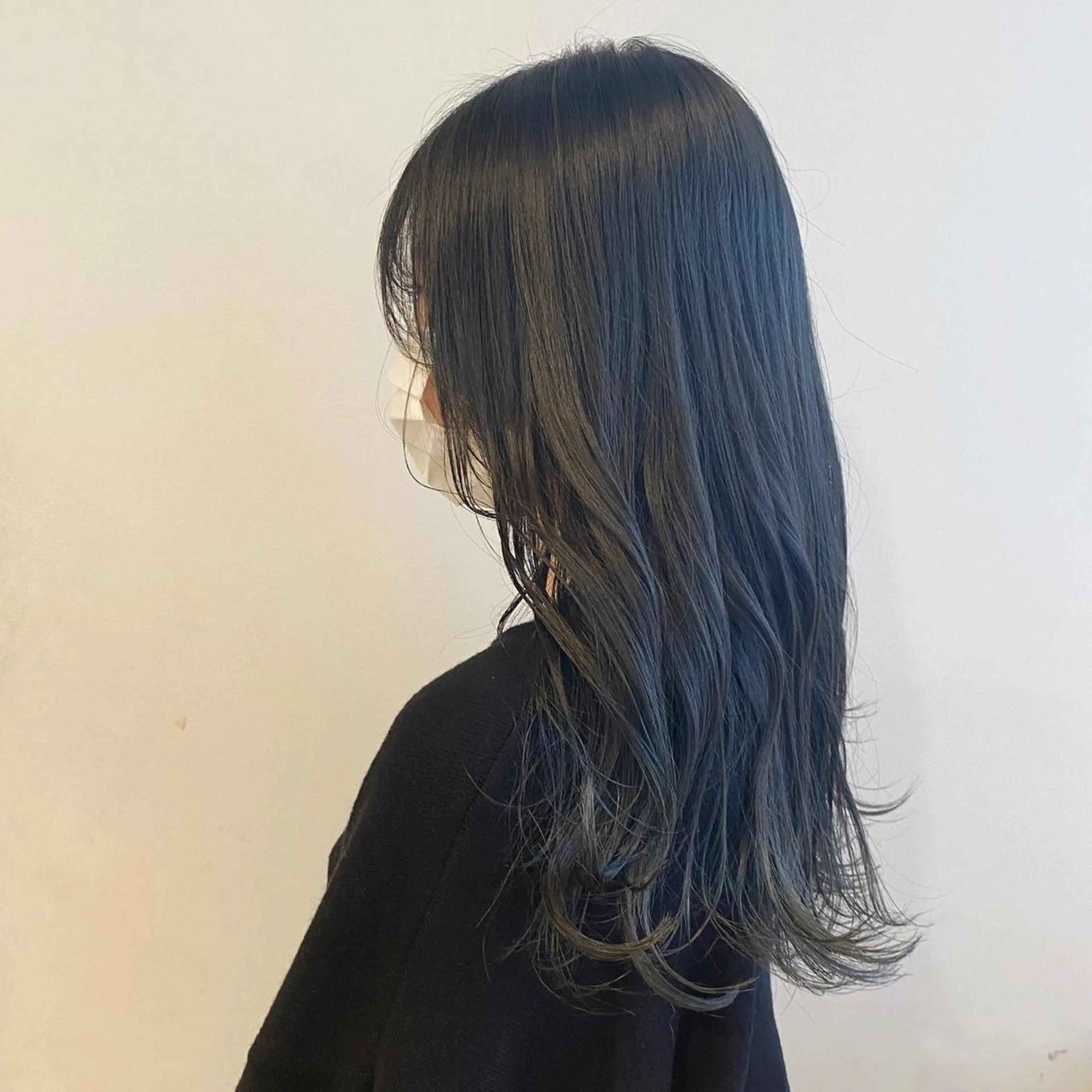 セミロング カラー 黒髪 ブリーチ 透明感カラー ダブルカラー ネイビーカラー salowin渋谷kitaya park前所属・RIKA韓国ヘア/く びれヘア/上品カラーのヘアスタイル