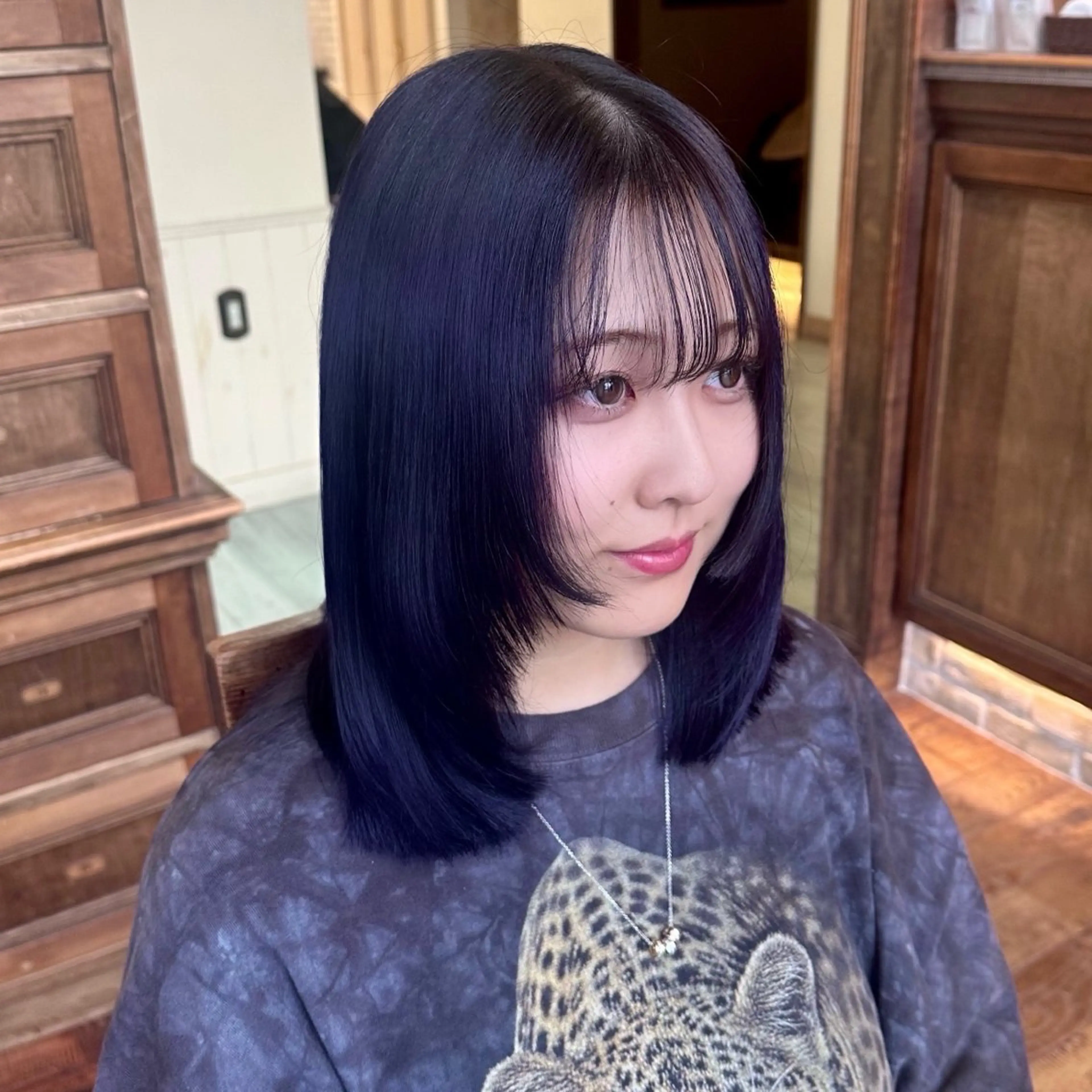 セミロング カラー ブリーチ ブルーカラー ブルーパープル パープルカラー ヘアカラー 井上 莉緒のヘアスタイル