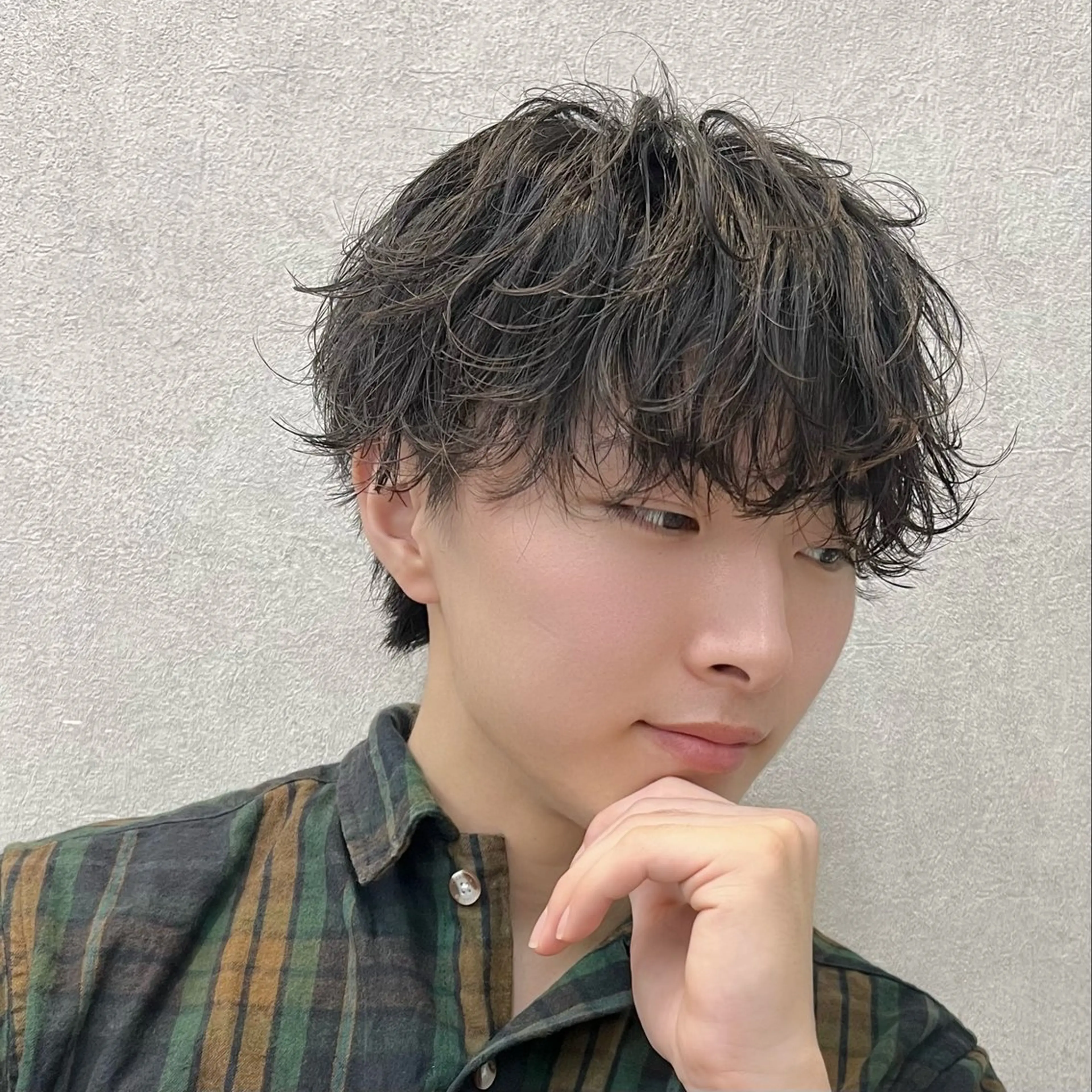 ミディアム パーマ メンズ ミディアムパーマ メンズパーマ フェザー/ゆるふわ パーマ/鐘ヶ江 航青のヘアスタイル