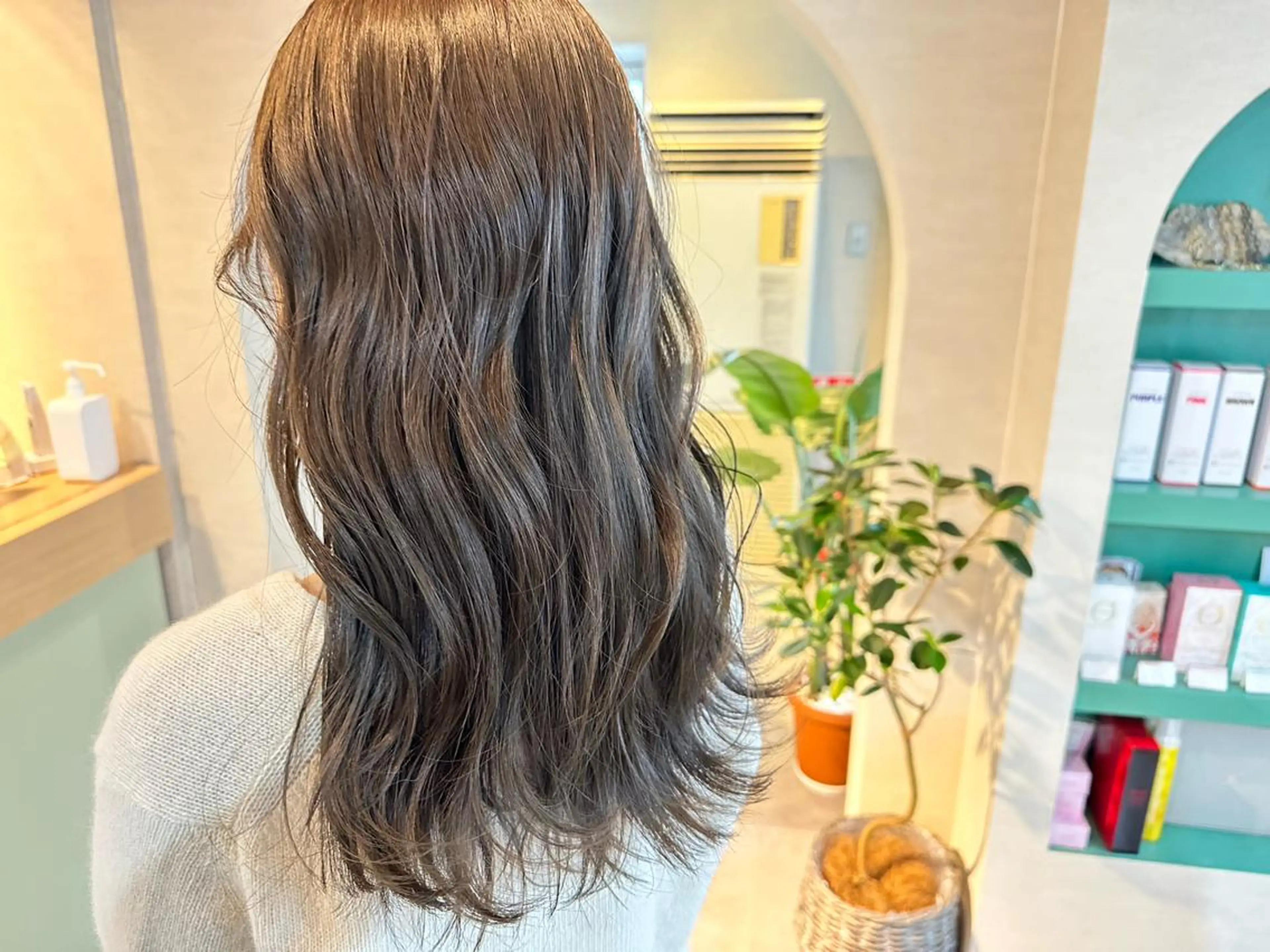 ロング カラー グレージュ ロング 【Uneユヌ】菊地 春那のヘアスタイル