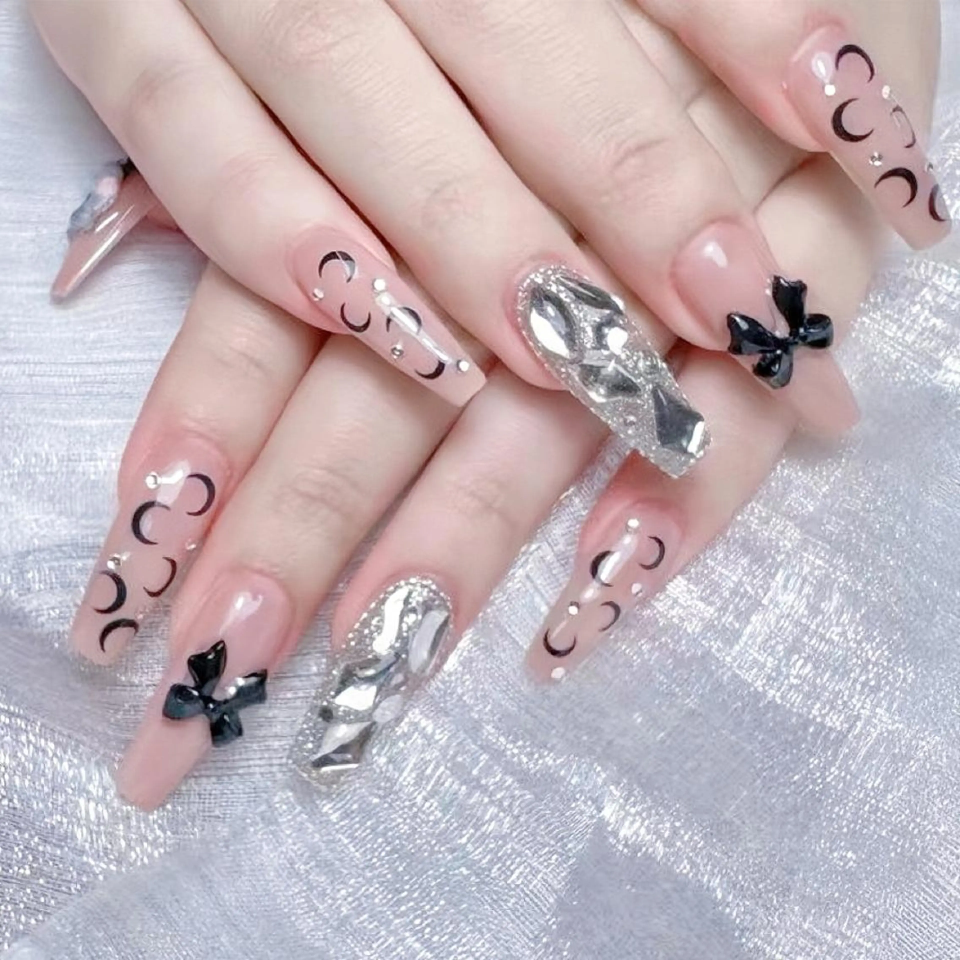 ネイル queensnail 🧸mikiのネイルデザイン