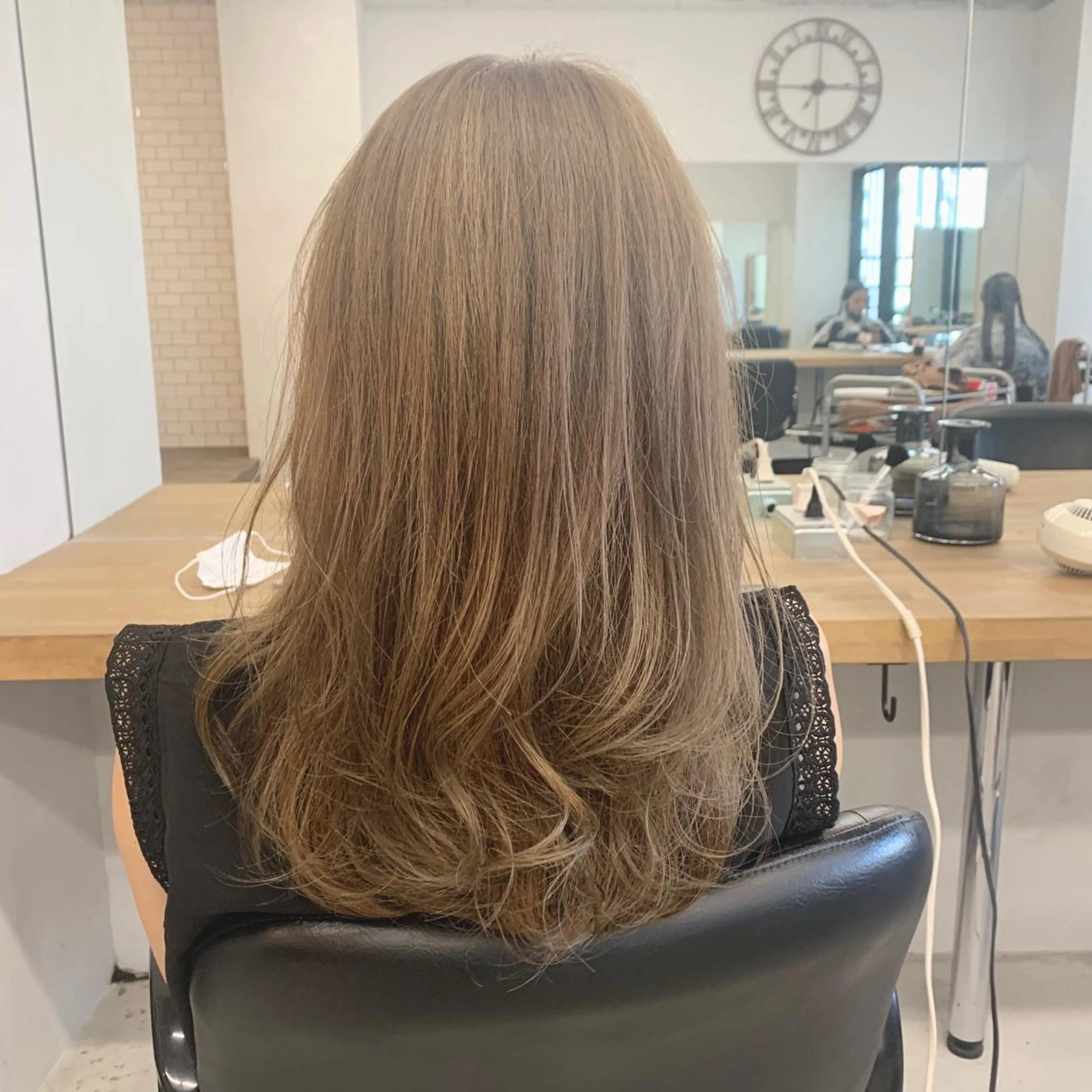 セミロング カラー 難波 茜のヘアスタイル