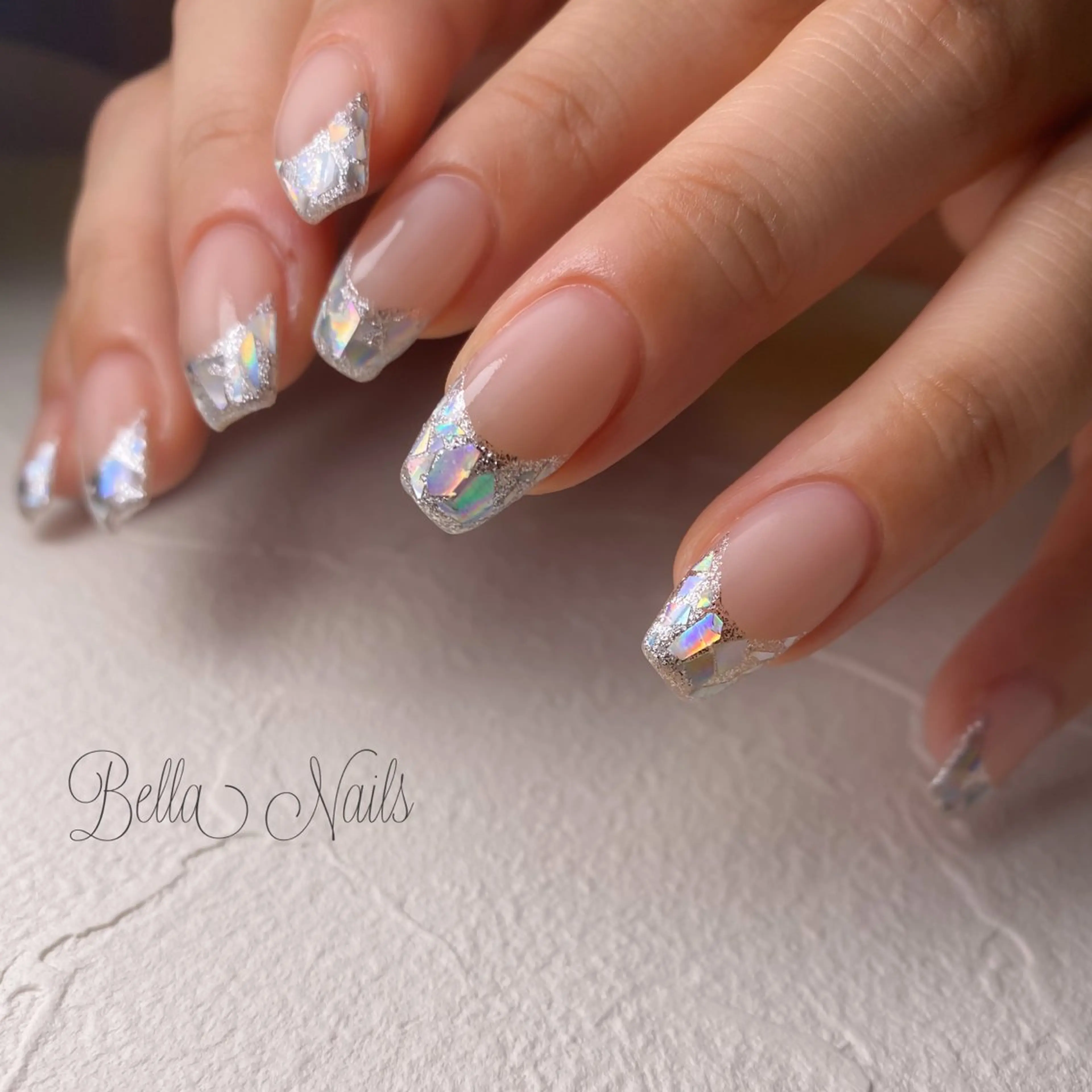 ネイル オーロラネイル フレンチネイル ガラスフレンチ キラキラネイル ハンドネイル Bella Nails所属・Bella Nailsのネイルデザイン