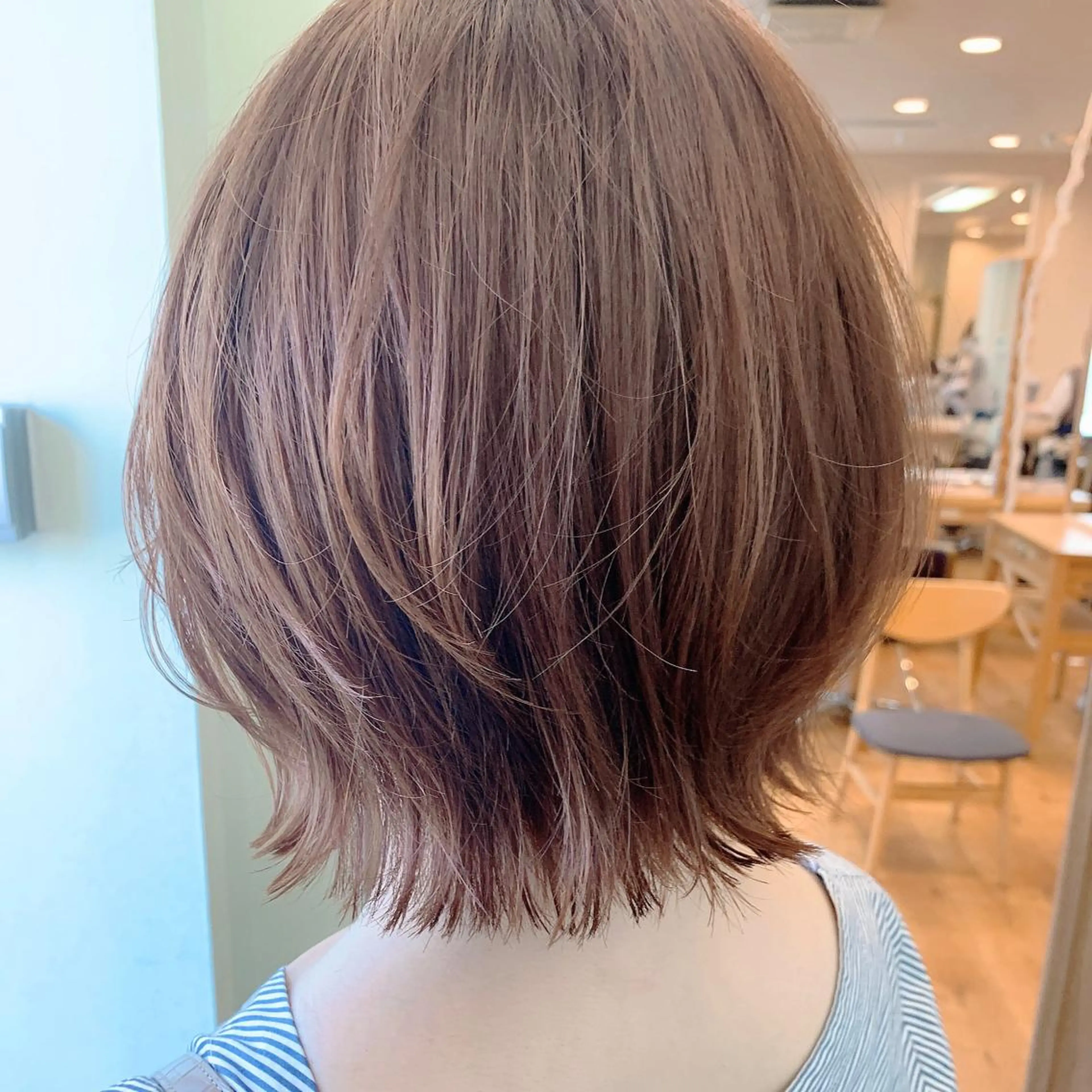 ショート カラー ボブレイヤー グレージュ ボブ レイヤーカット カット ヘアカラー NUMBER_ ユイナのヘアスタイル