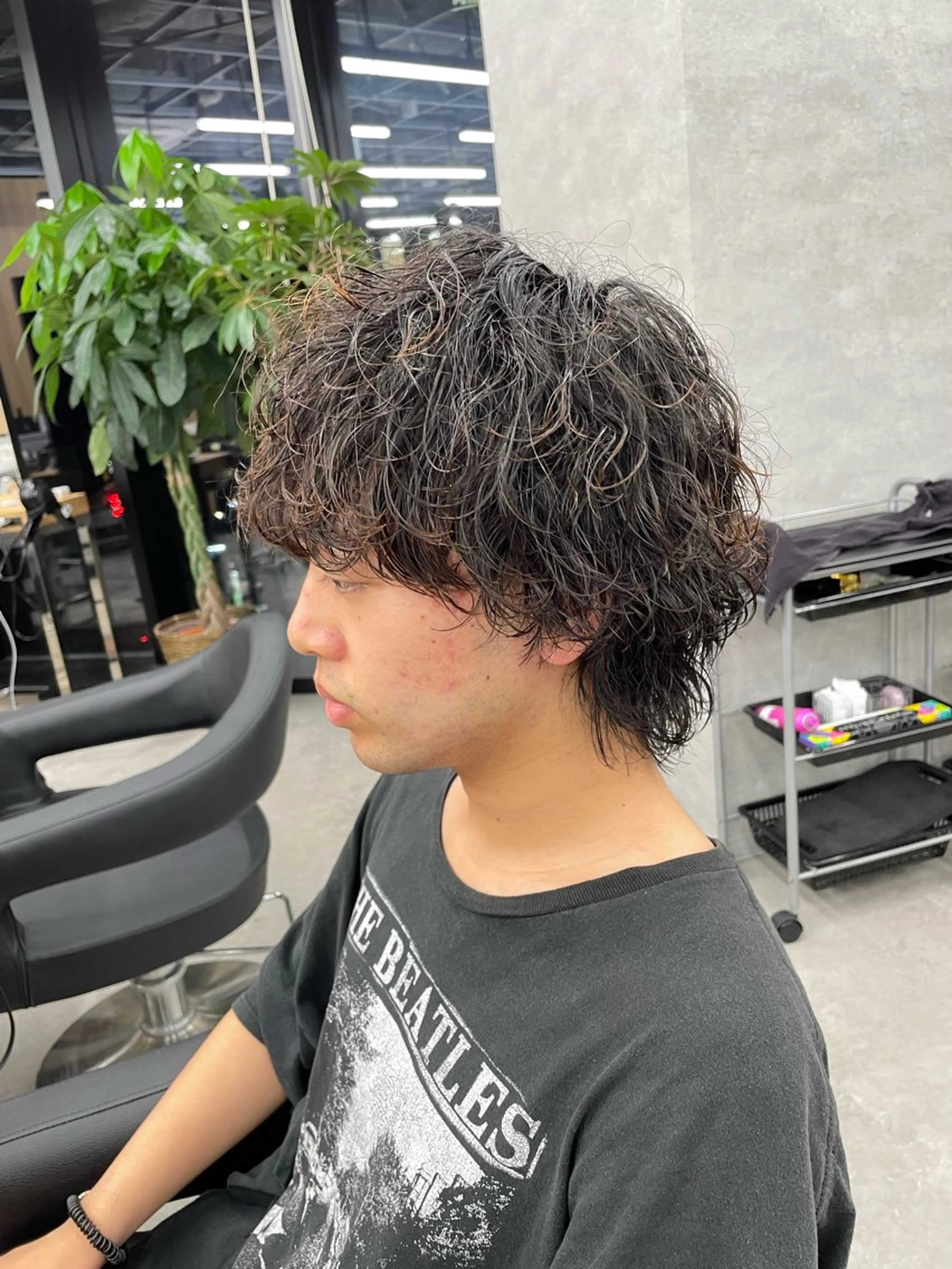 ショート カラー パーマ ヘアアレンジ メンズ センターパート メンズハイライト メンズハイトーン マッシュウルフ マッシュ カット パーマ トリートメント ヘッドスパ ヘアセット スパイキー/フェザー /波巻き/かいとのヘアスタイル