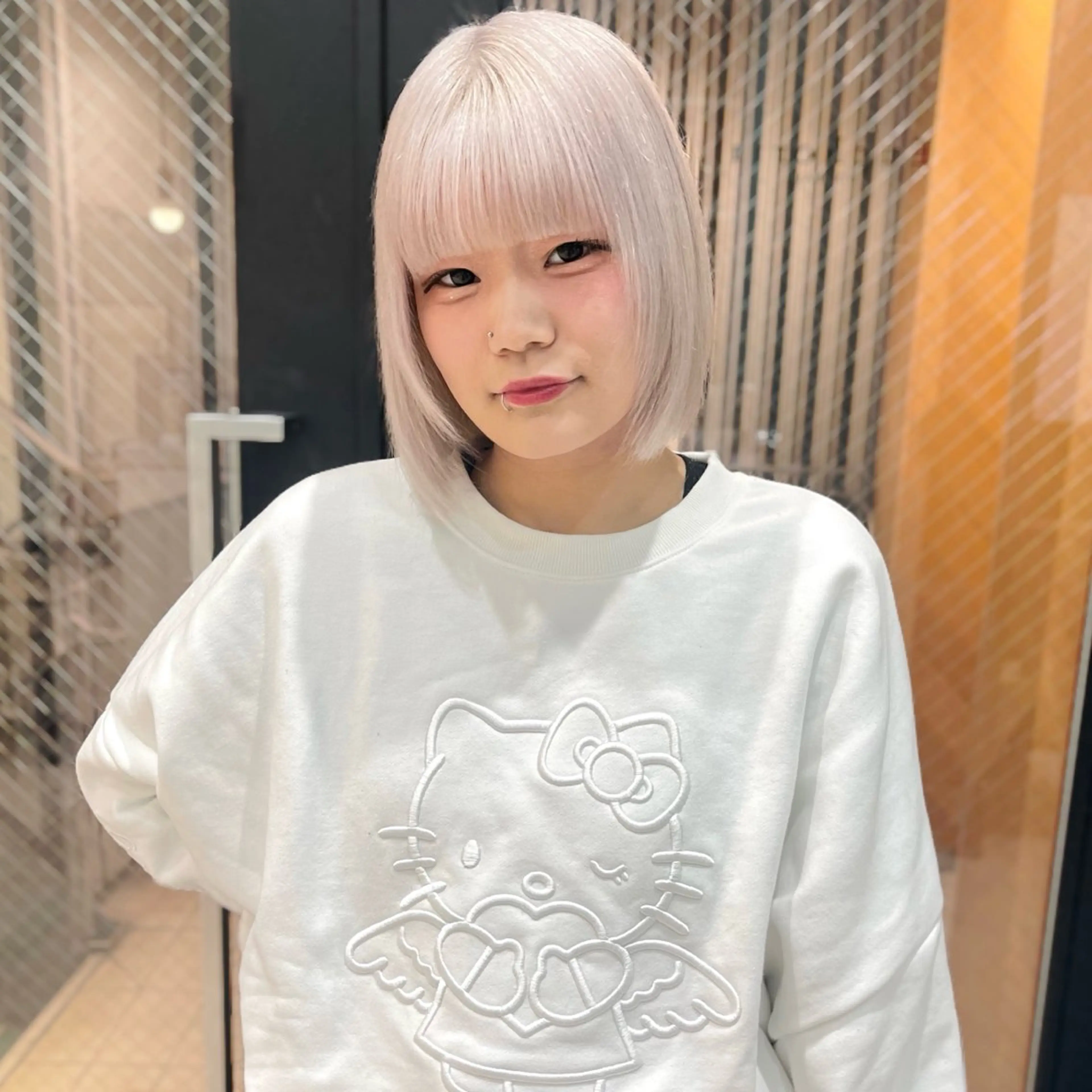 ミディアム カラー ブリーチ ブロンド ホワイトブロンド MEI🎀つやカラー 🎀レイヤー🎀渋谷のヘアスタイル